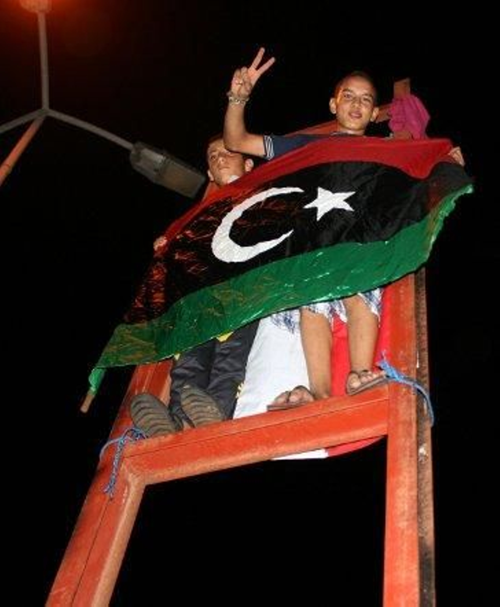 Los rebeldes toman casi toda Trípoli sin hallar a Gadafi