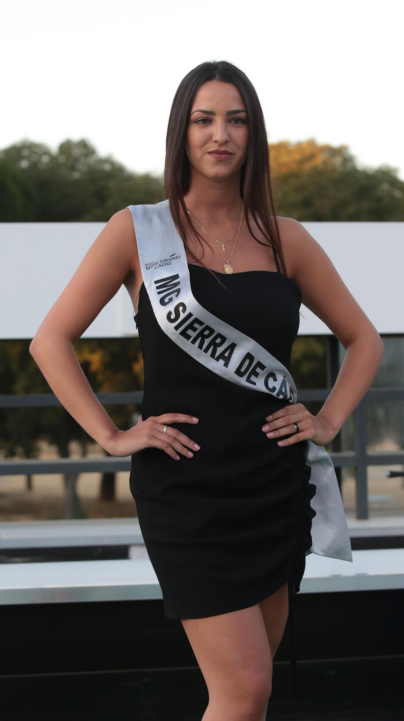 Miss Grand Sierra de Cádiz: Laura García Las aspirantes a Miss Grand Cádiz 2021 reciben sus bandas en el Hontoria