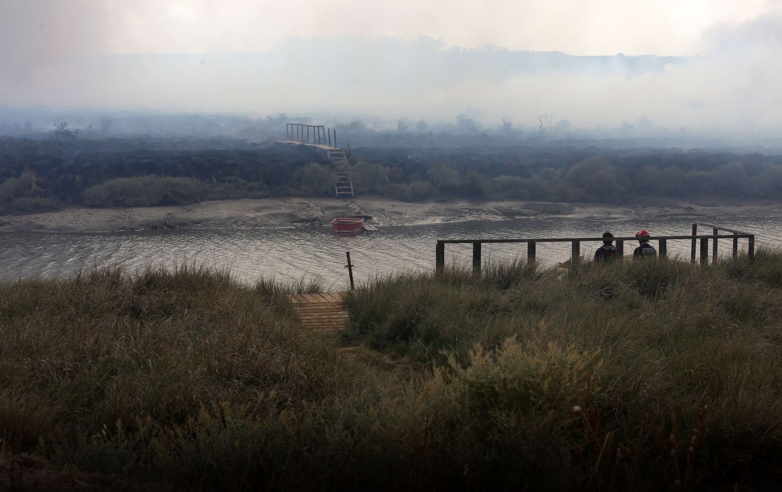 Imágenes del incendio declarado en marismas del Odiel