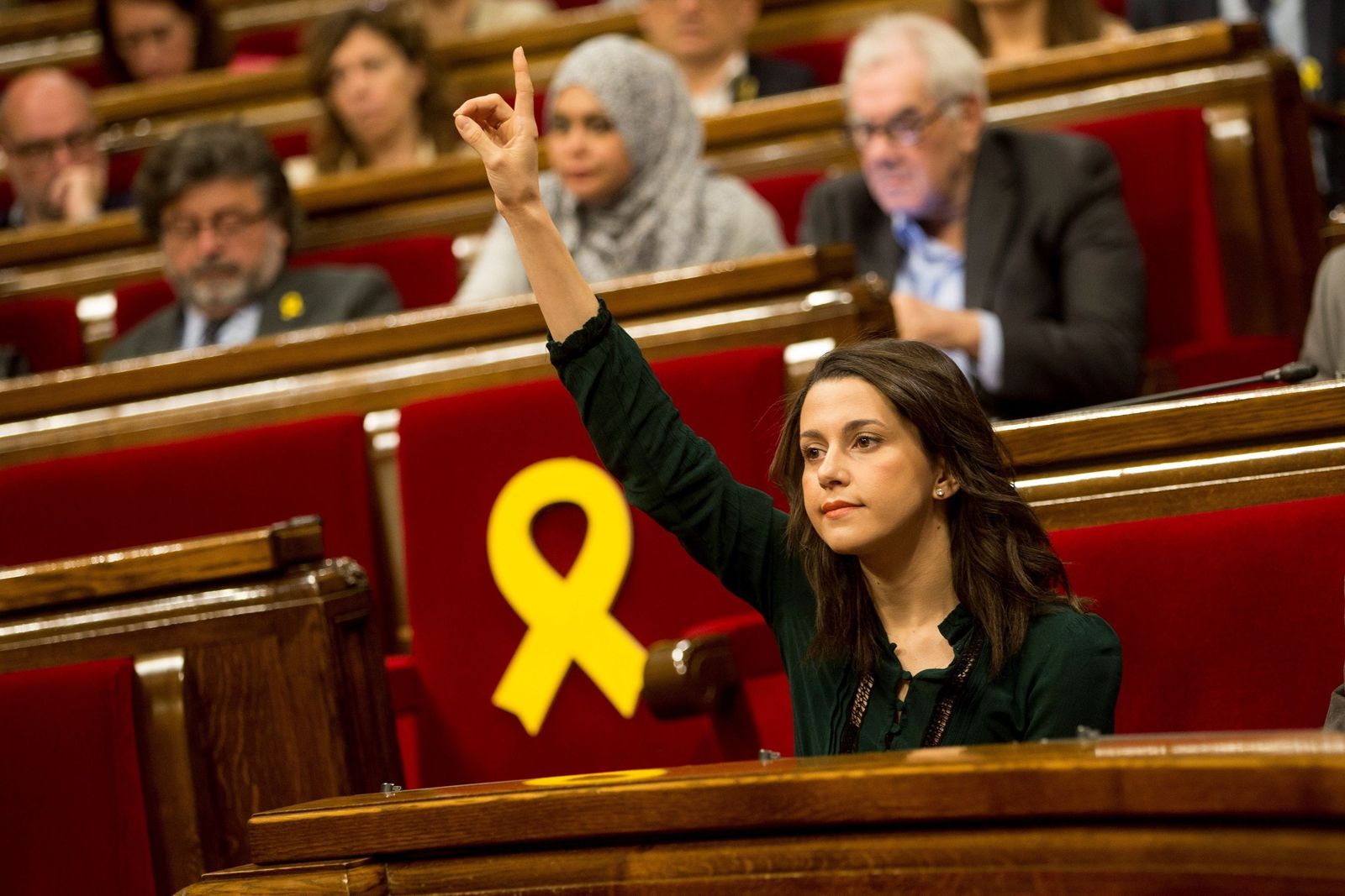 Inés Arrimadas pide la palabra en el Parlament ante uno de los lazos amarillos gigantes colocados por los independentistas.