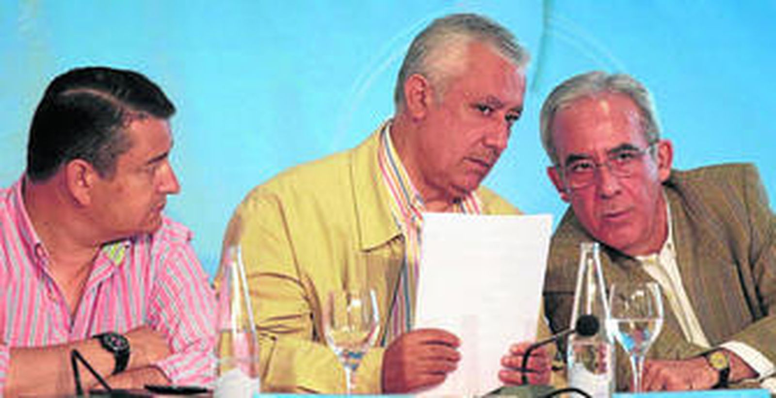 Antonio Sanz, Javier Arenas y Mario Bilbao, ayer en Zahara de los Atunes.