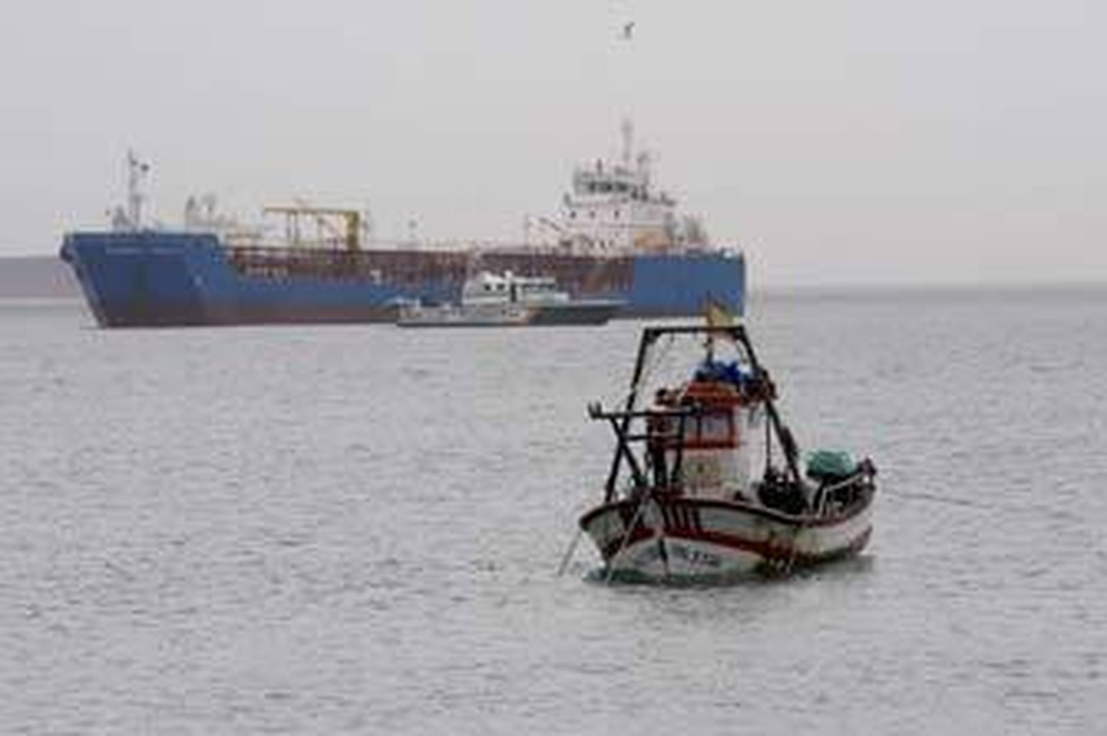 El Divina Providencia, en aguas próximas a Gibraltar, con la Guardia Civil cerca. /EFE