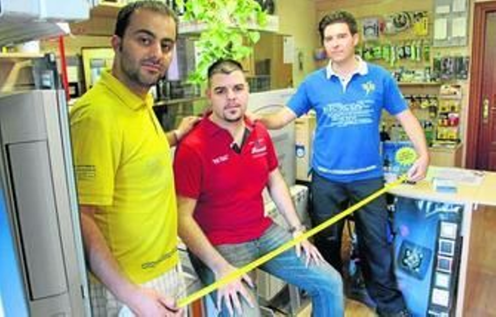 Manuel y Carlos, junto con Adolfo Carmona, en los tres metros de la empresa que han decidido ceder.