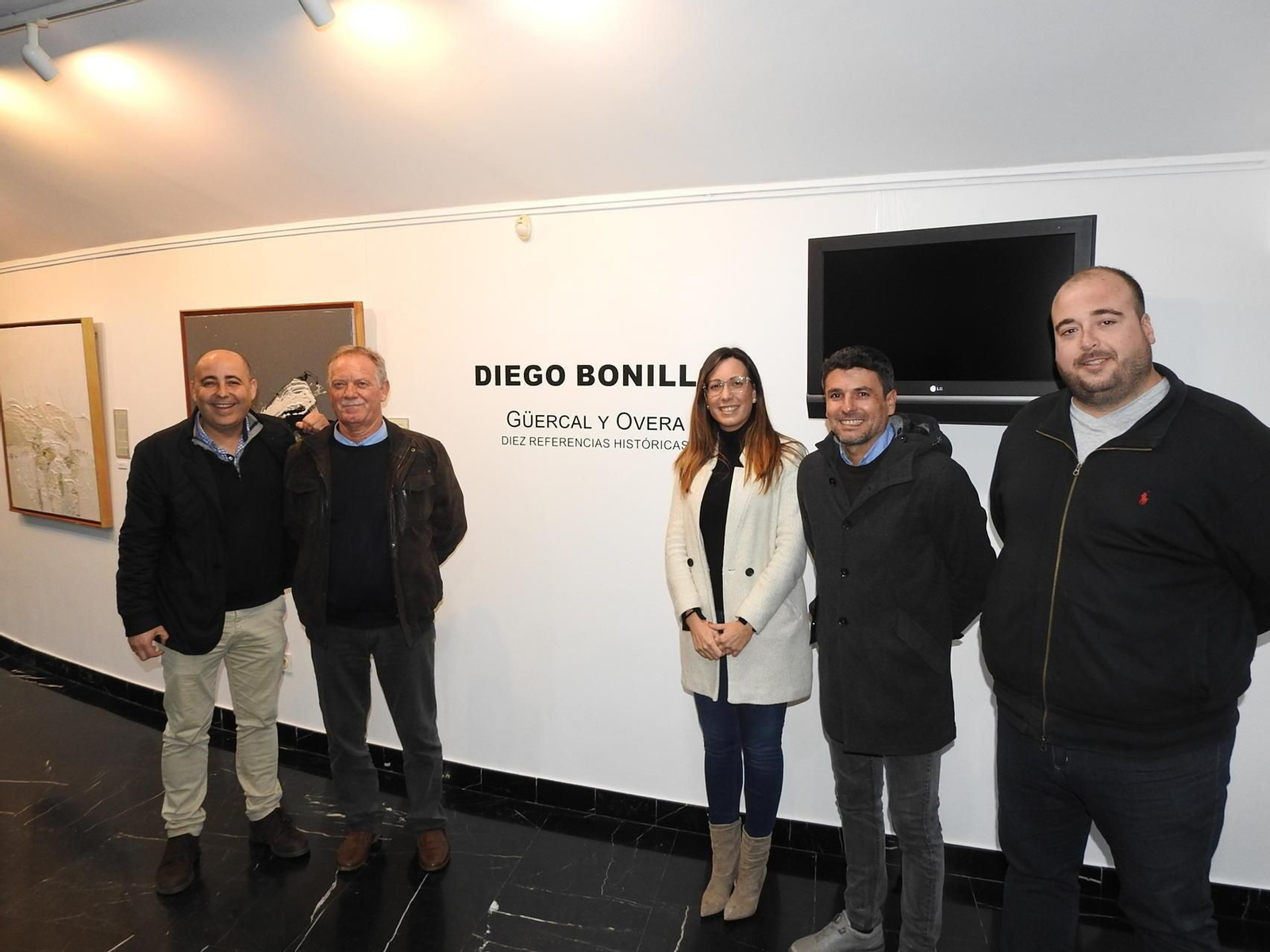 El alcalde junto a varios concejales estuvo arropando al artista en la inauguración.