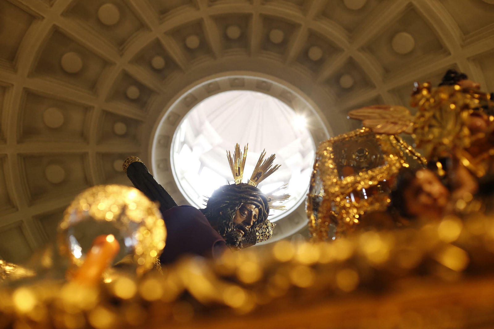 Colas en los templos a la espera de la Madrugá