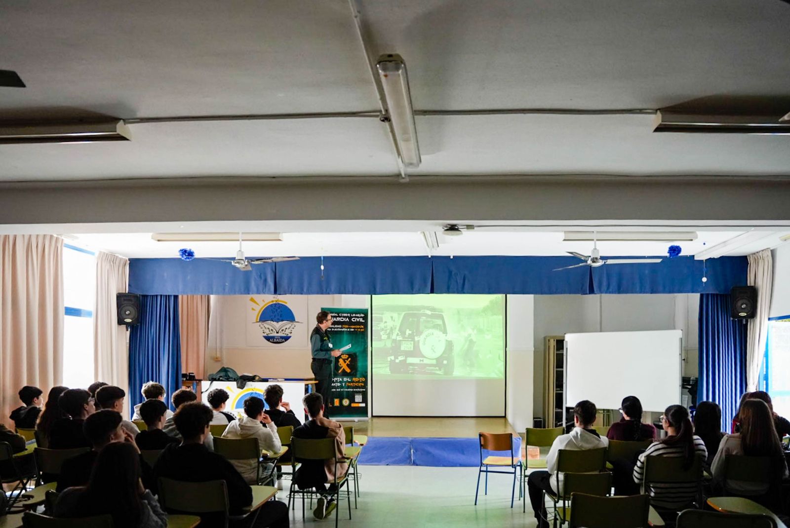 Las imágenes de la Ciberliga de la Guardia Civil en el IES Albaida