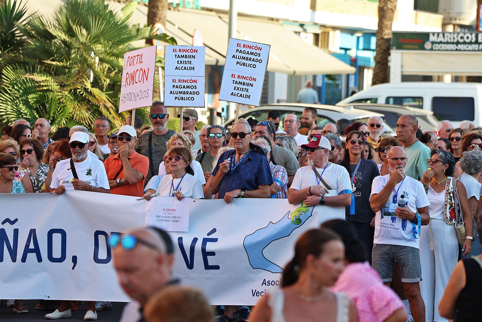 Imágenes de la concentración de los vecinos del Portil por el abandono de la playa