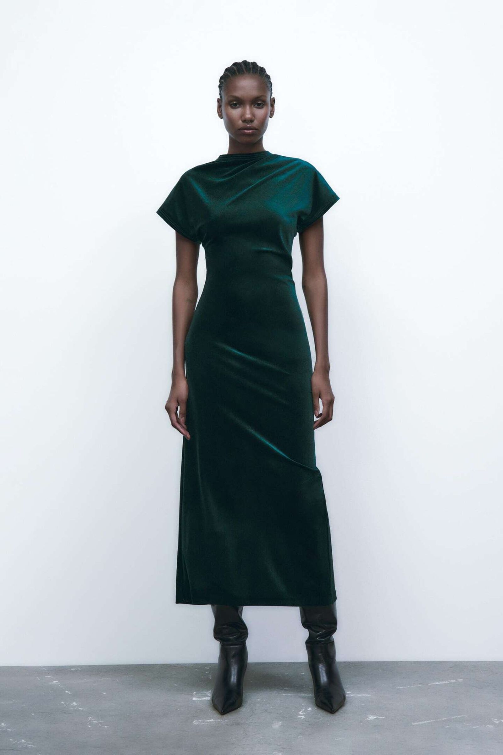 Vestido de terciopelo verde de Zara.