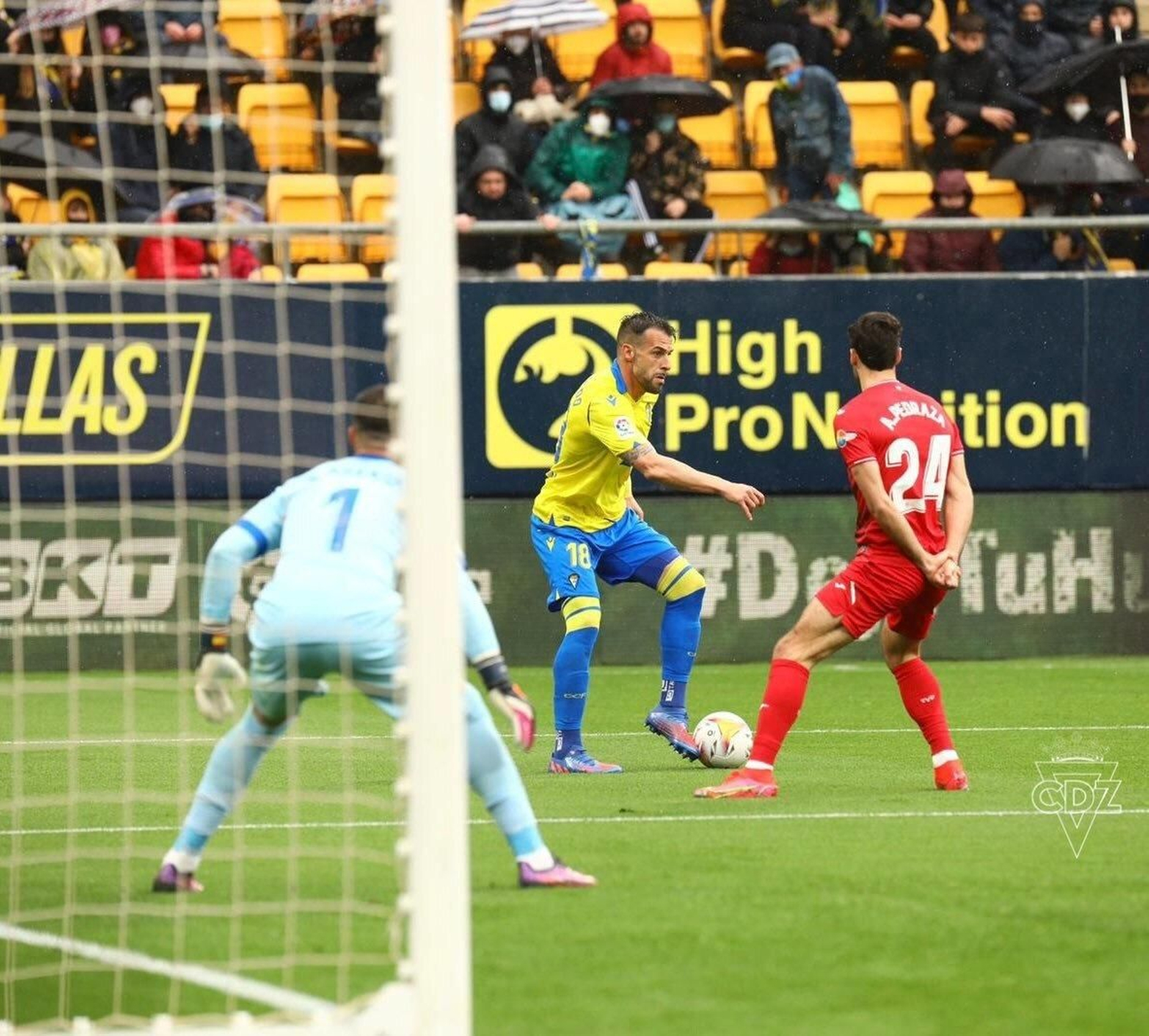 Negredo con el balón en el duelo ante el Villarreal.