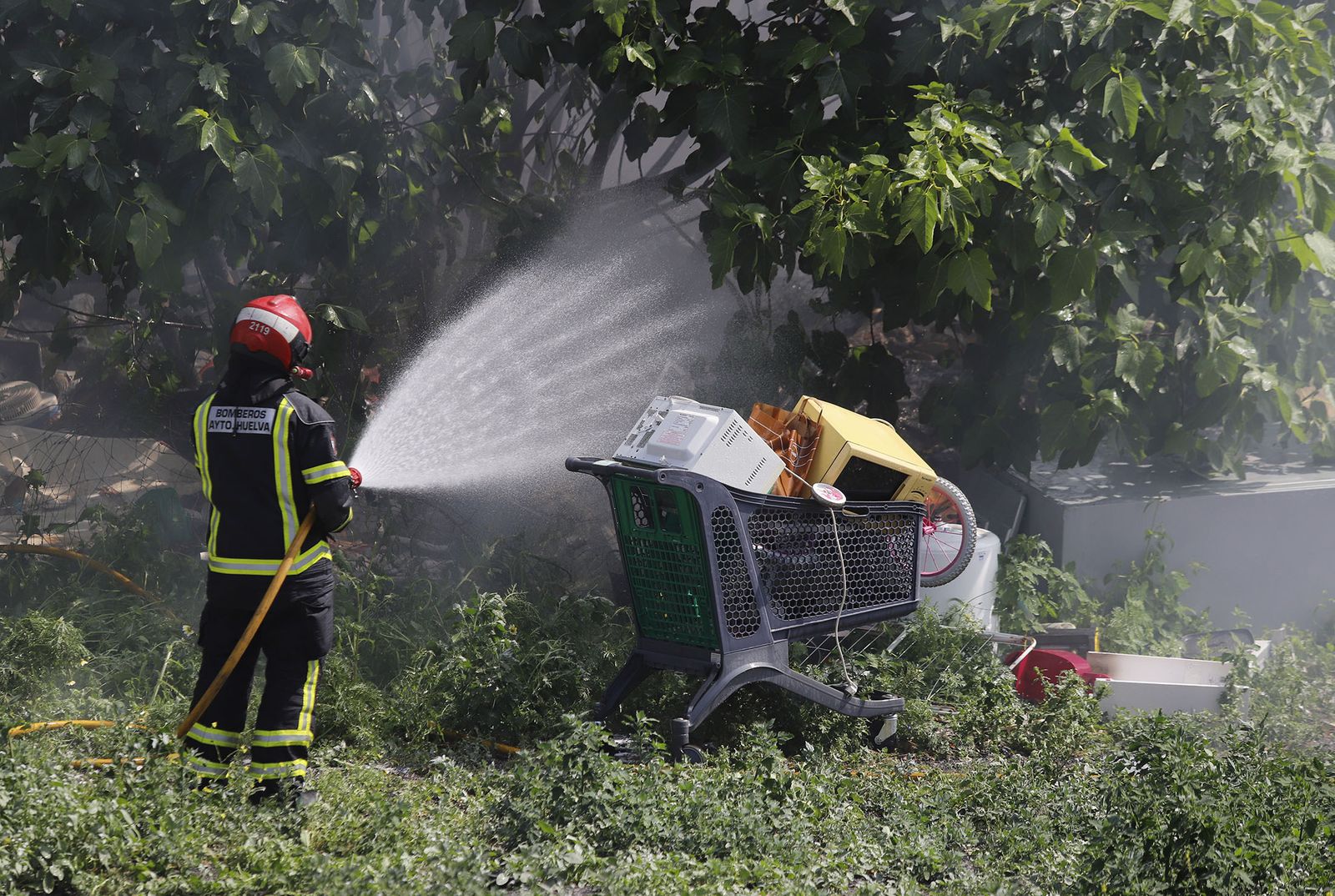 Incendio en las casas abandonadas de la calle Valverde del Camino en Huelva
