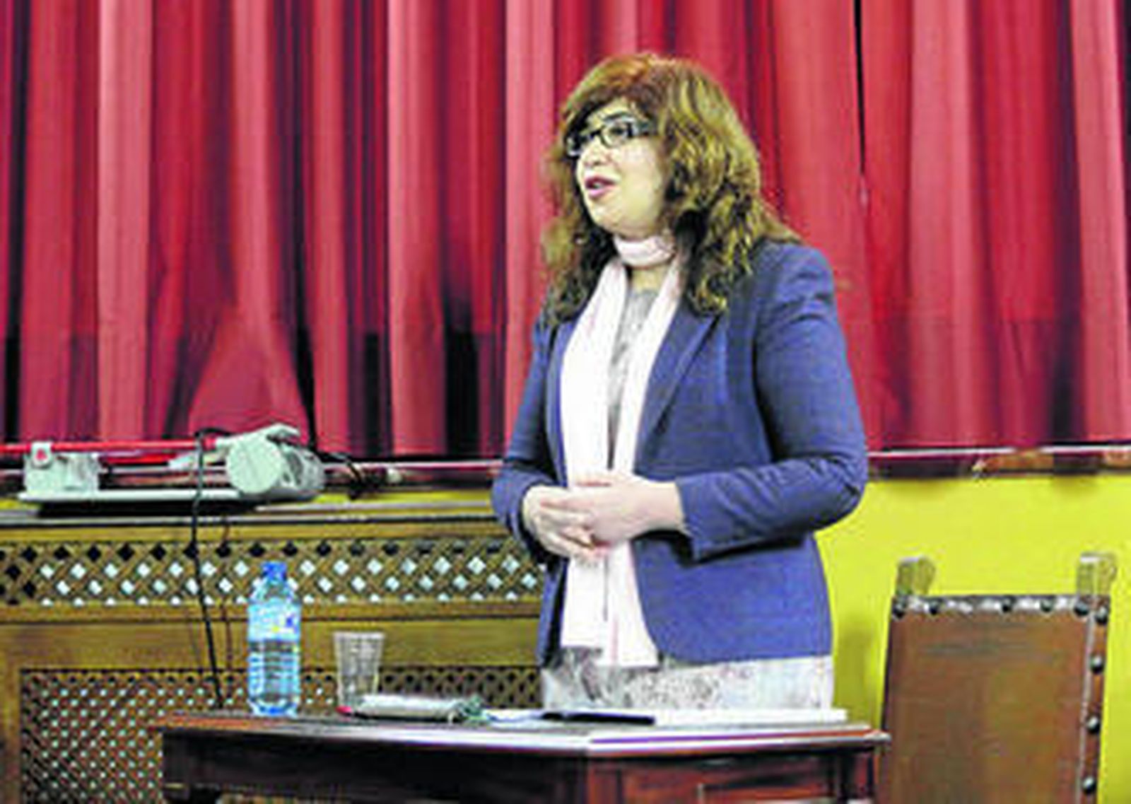 Desirée Ortega defendiendo su tesis en el aula Luis Cernuda de la Facultad de Filología de la Universidad de Sevilla.