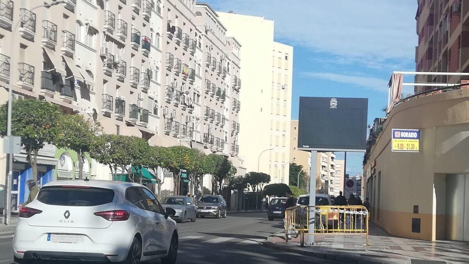 Un vehículo circulando por la ZBE de Torremolinos.
