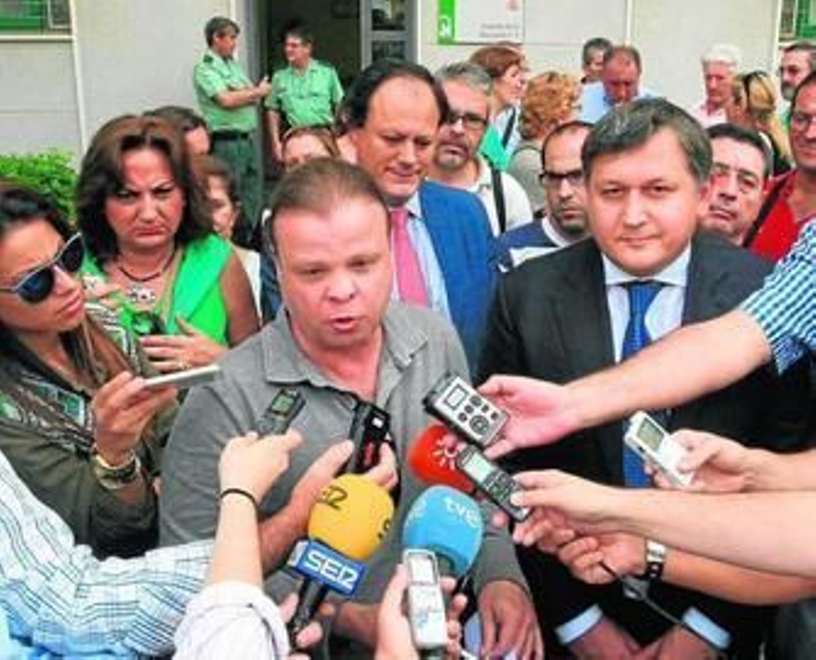 Representantes de Krasfarma, ayer a las puertas del juzgado tras la subastilla.