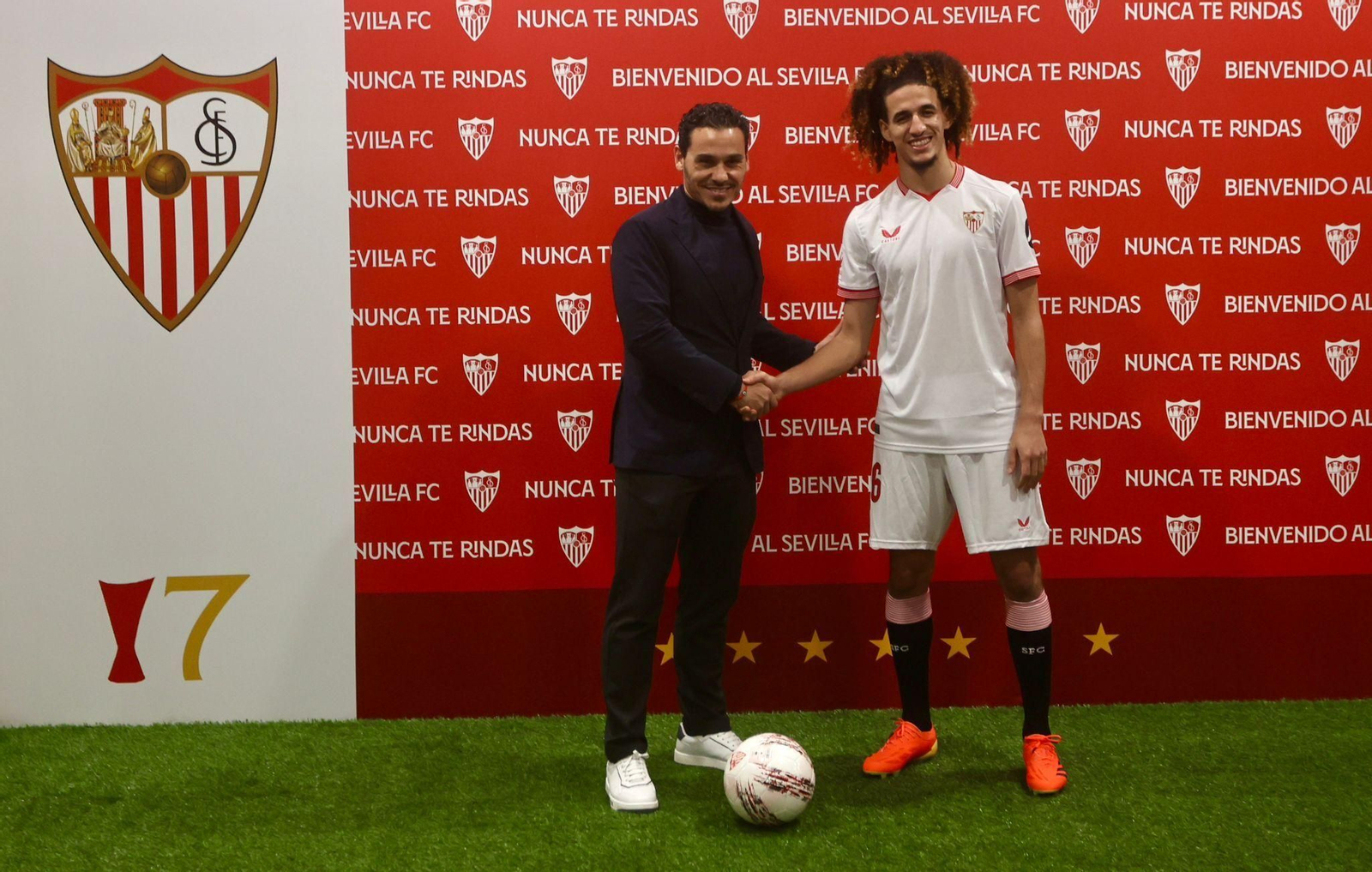 Hannibal Mejbri posa con el presidente, José María del Nido Carrasco.