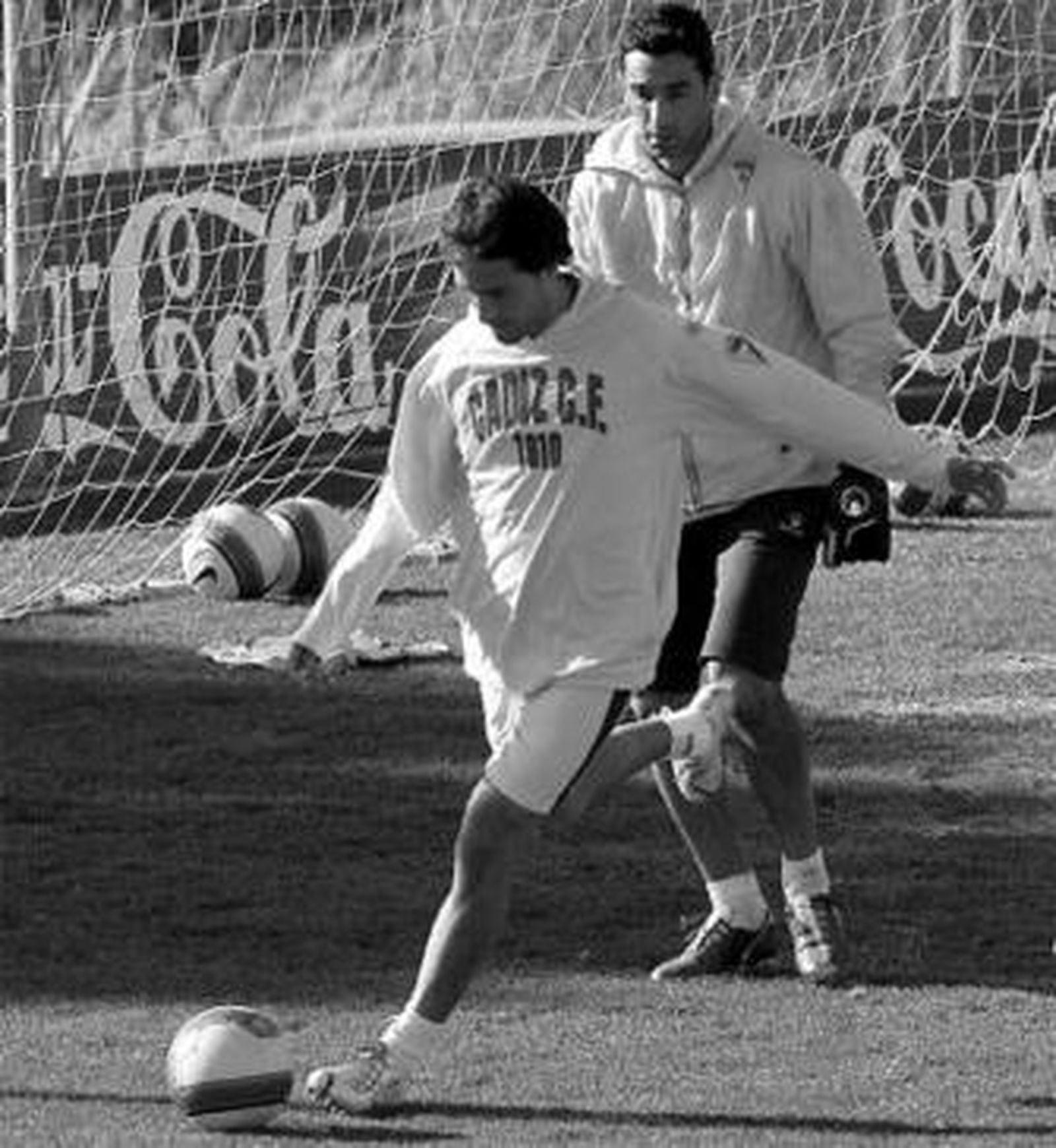 César golpea el balón durante un entrenamiento.