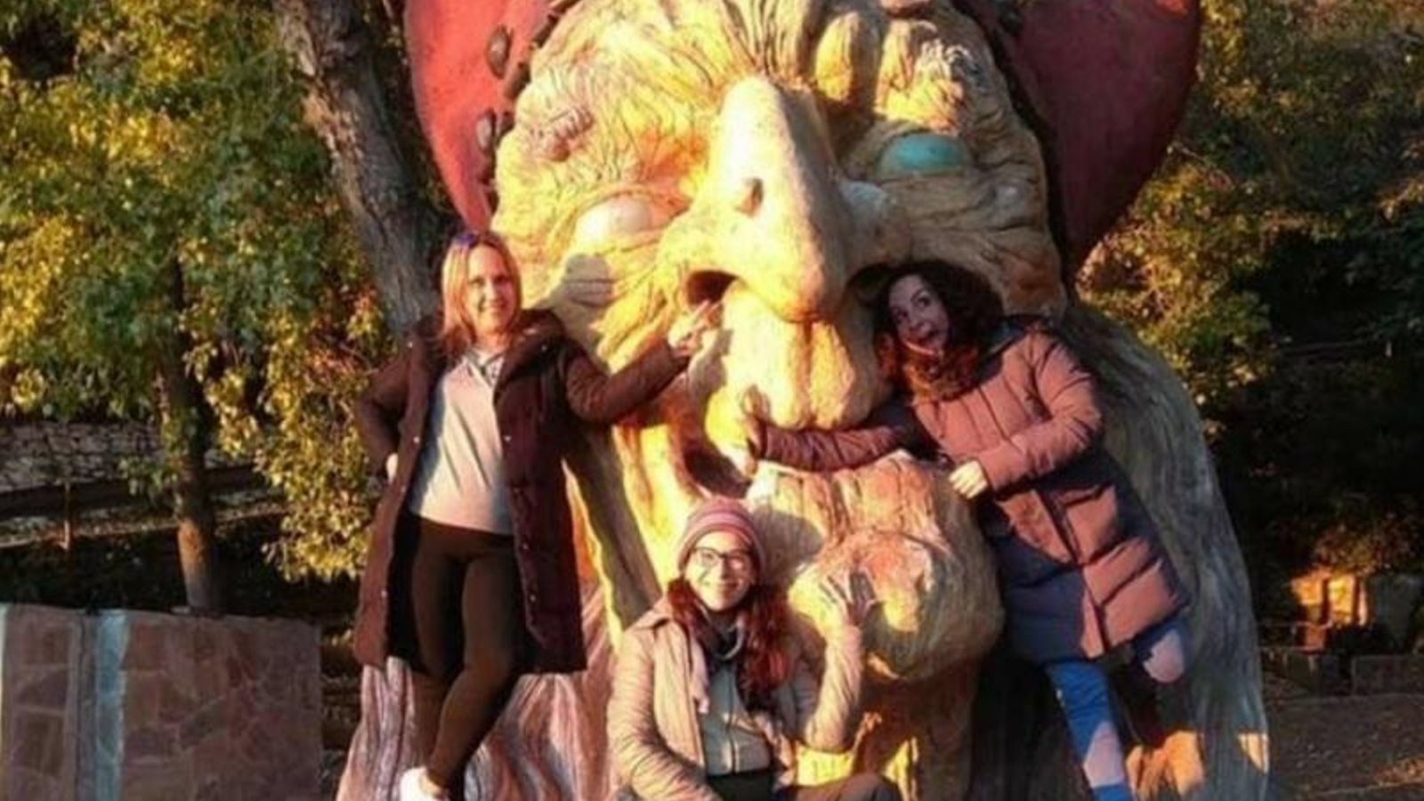 Veratenses se fotografían con la bruja Baba Yaga antes de la llegada de la pandemia.