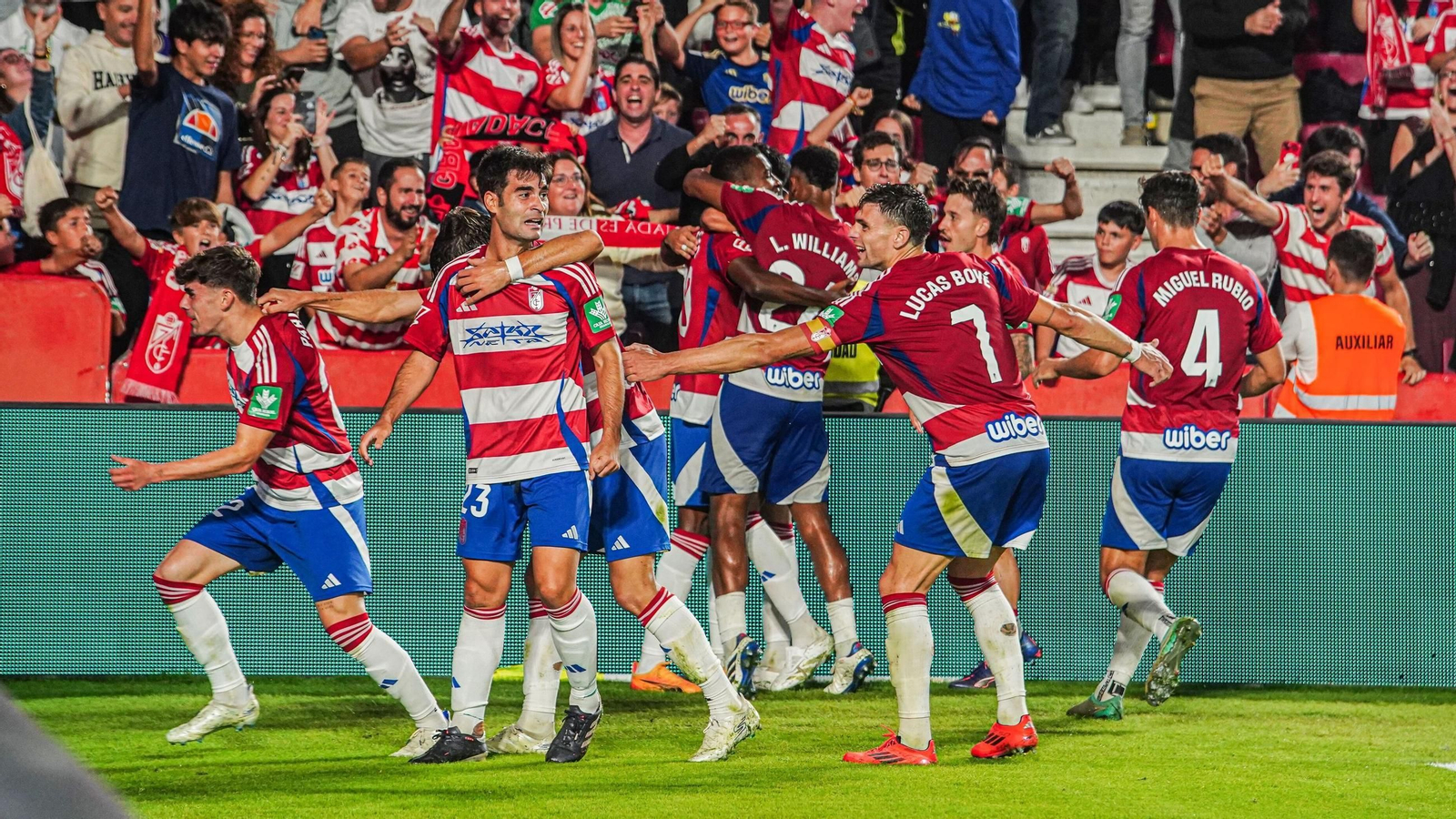 Varios jugadores del Granada celebran el gol al Córdoba