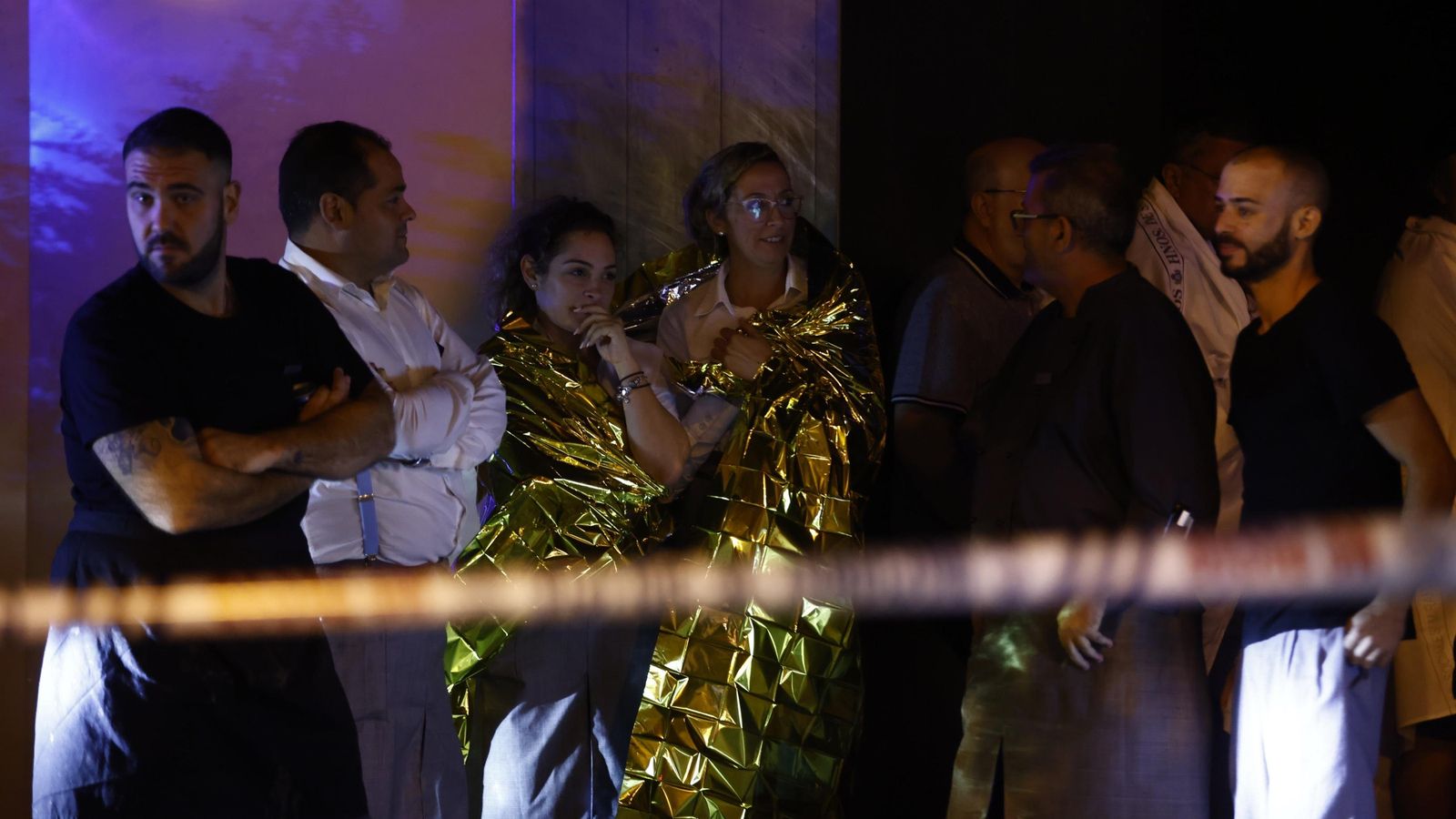 Personal del hotel y clientes desalojados.