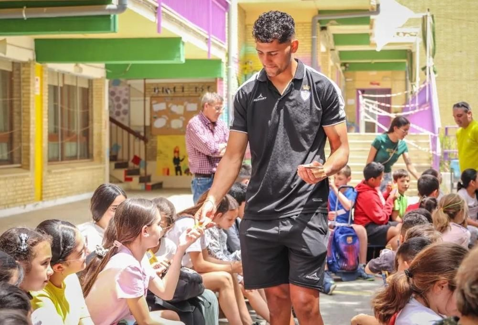 Juanma Porro firma autógrafos a escolares del Colegio Santo Tomás.