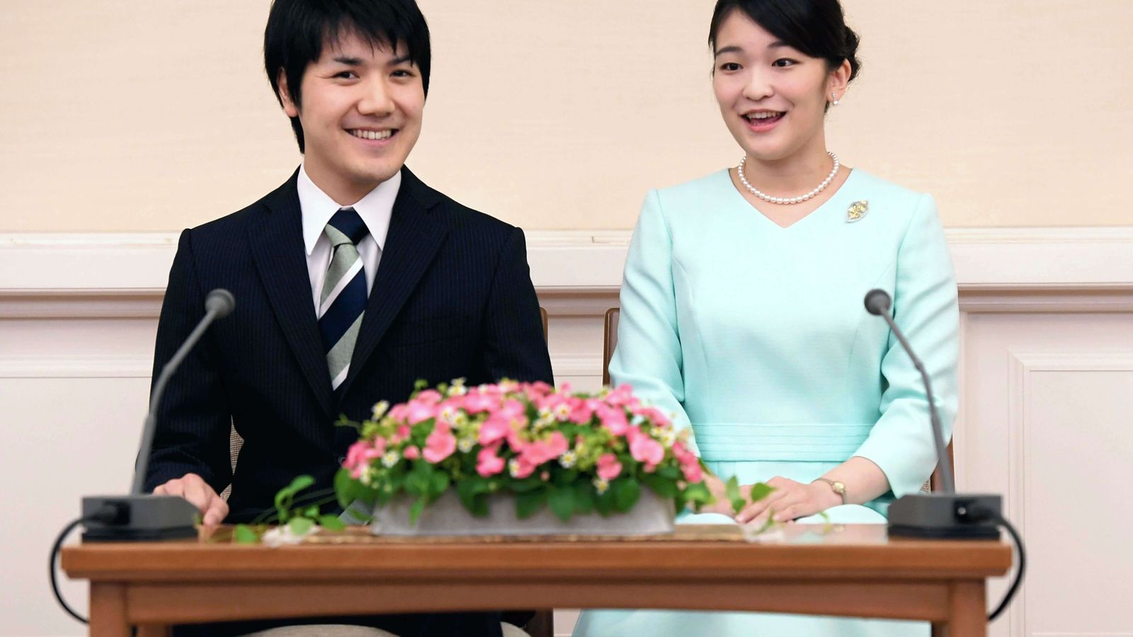 La princesa Mako, sobrina del emperador Naruhito, y Kei Komuro, en la rueda de prensa en la que anunciaron su compromiso en 2017.