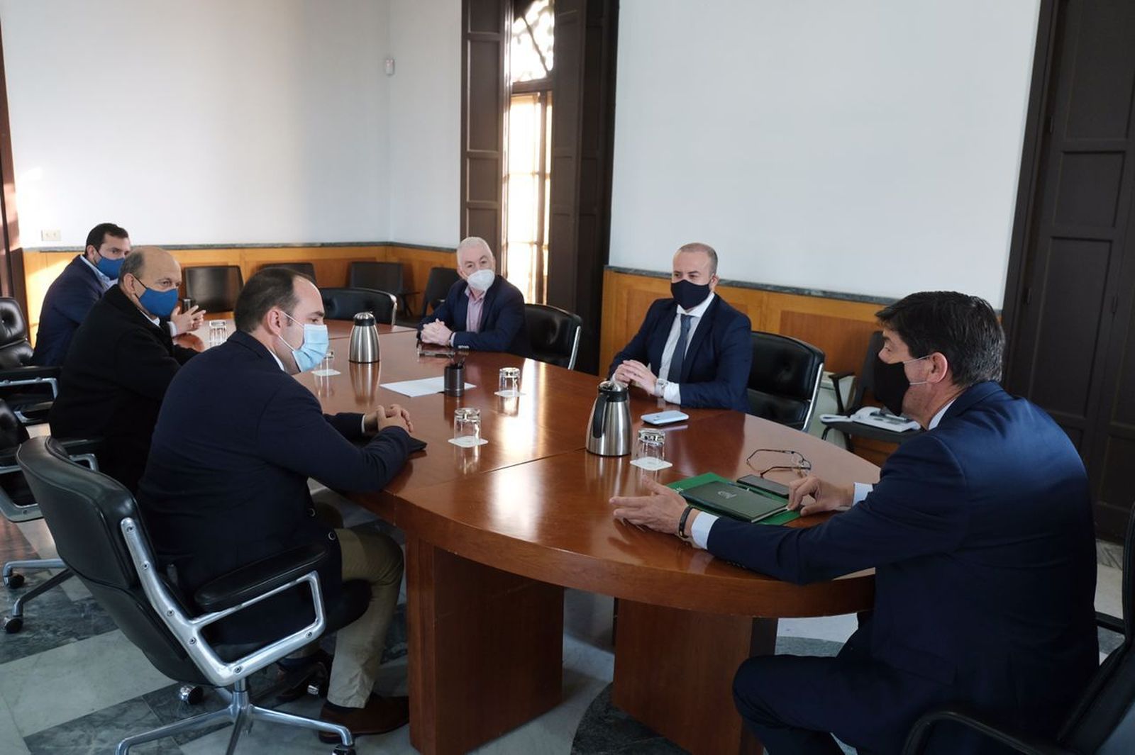 Imagen de la reunión del vicepresidente de la Junta con la Plataforma del Túnel de San Silvestre.