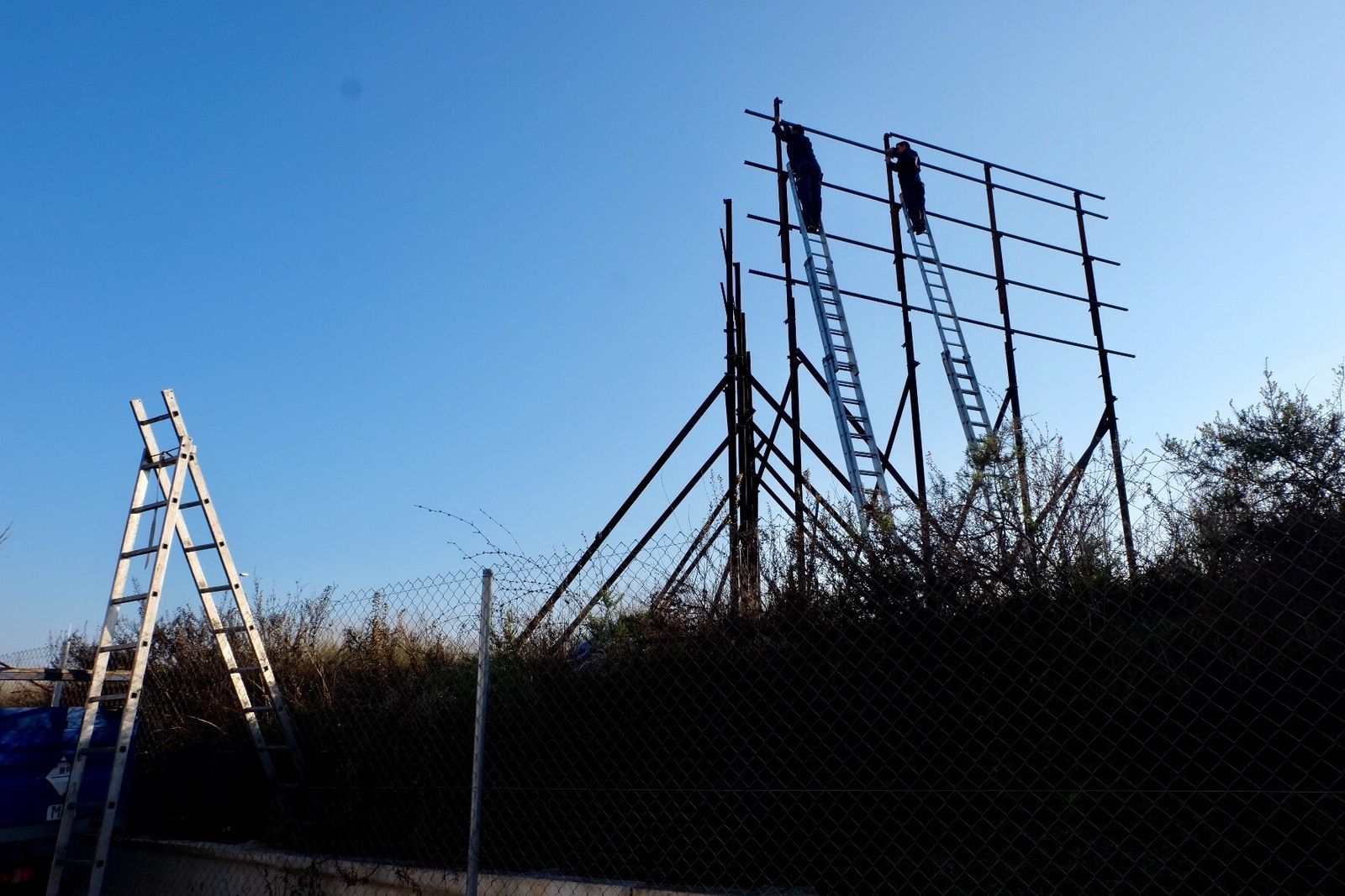 Imagen de los trabajo de desmontaje de la primera valla en la parcela de El Seminario.