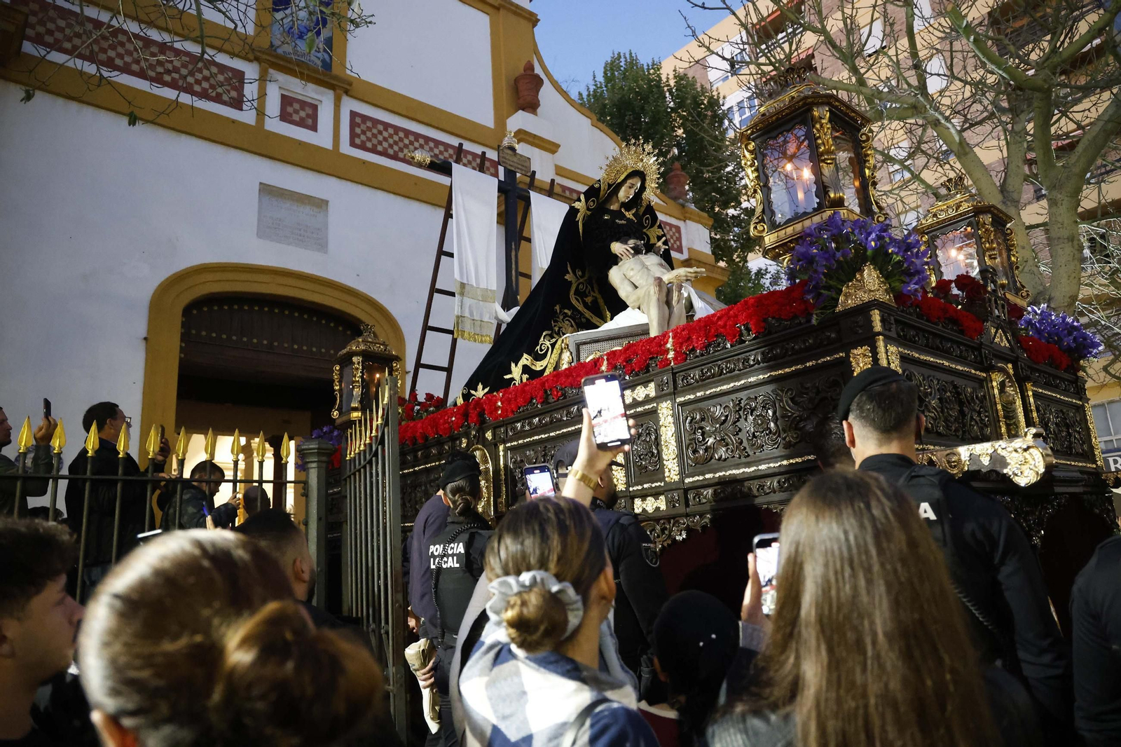 Fotos del Jueves Santo en La Línea: Perdón, Gran Poder y Angustias