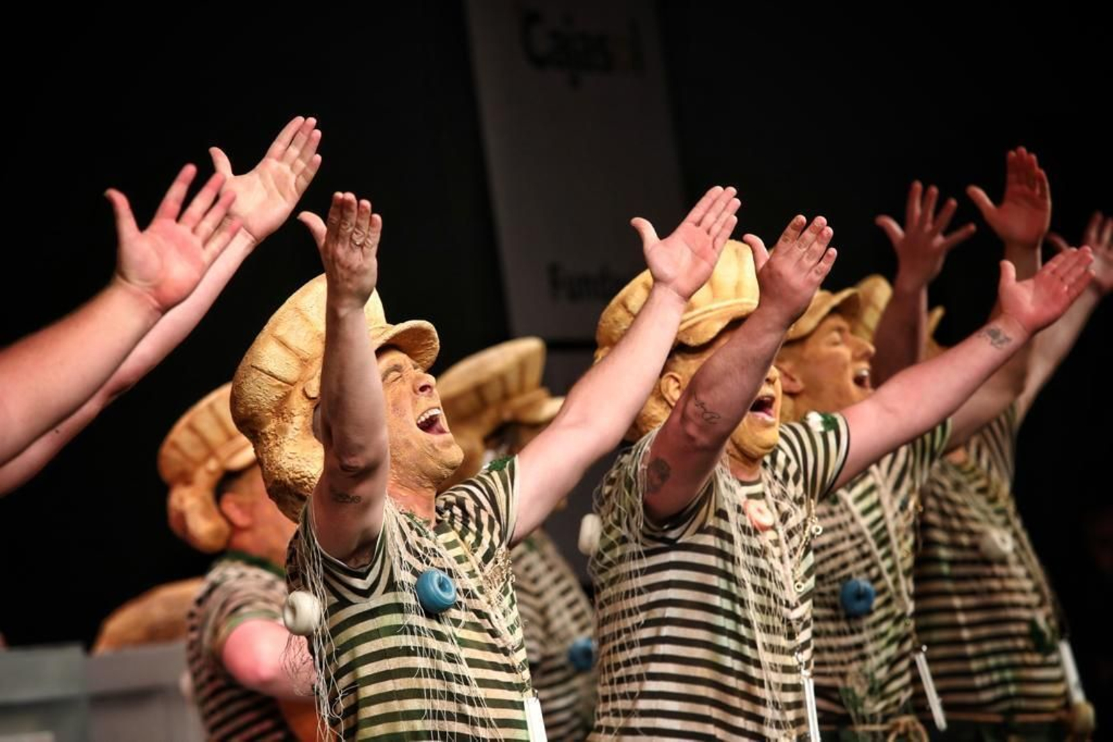 Actuación de la chirigota 'Aquí huele a verdín'.