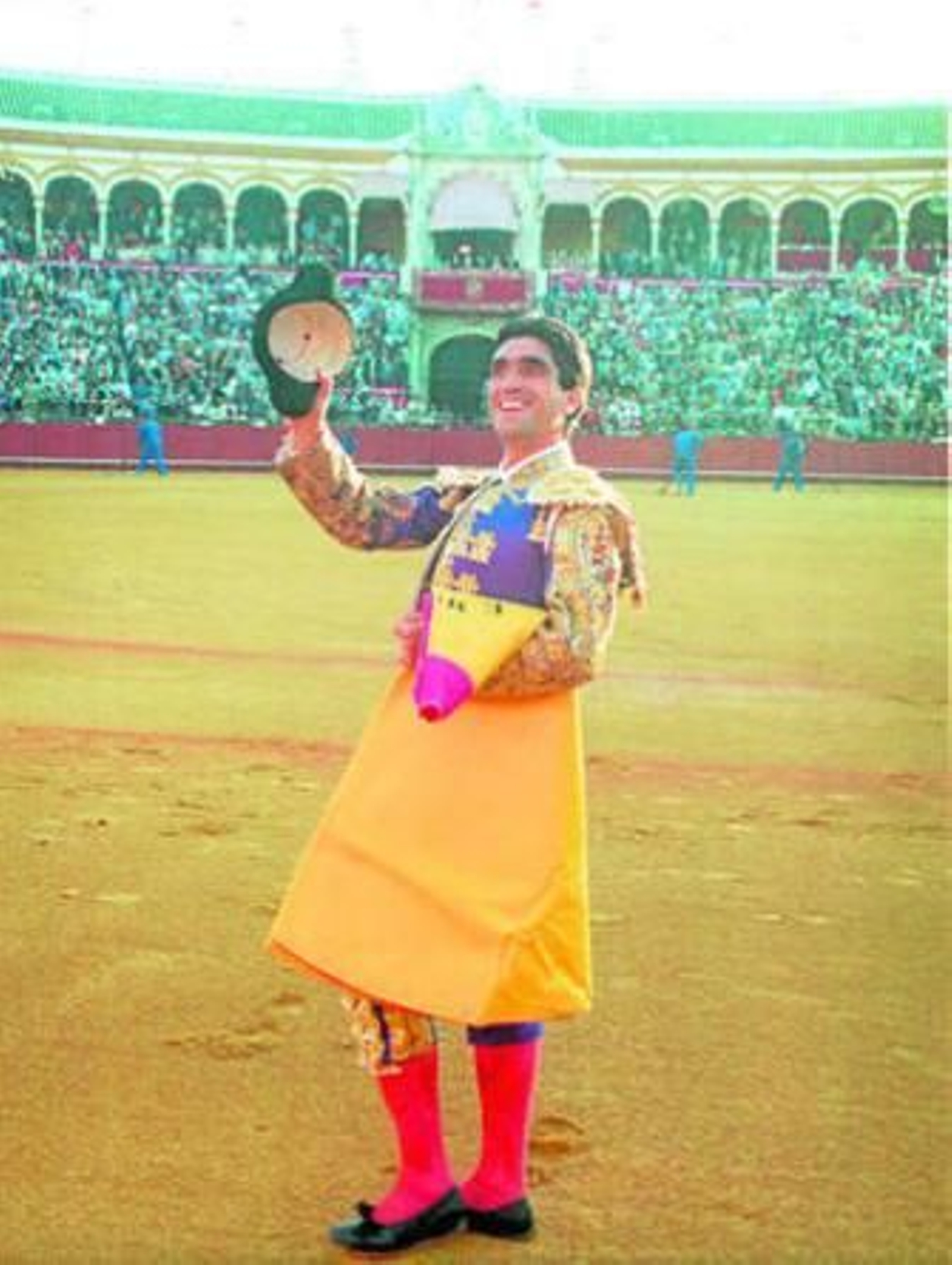 Emilio Muñoz, Puerta del Príncipe de fondo, da la vuelta al ruedo tras cortarle las orejas a 'Jarabito', de Zalduendo.
