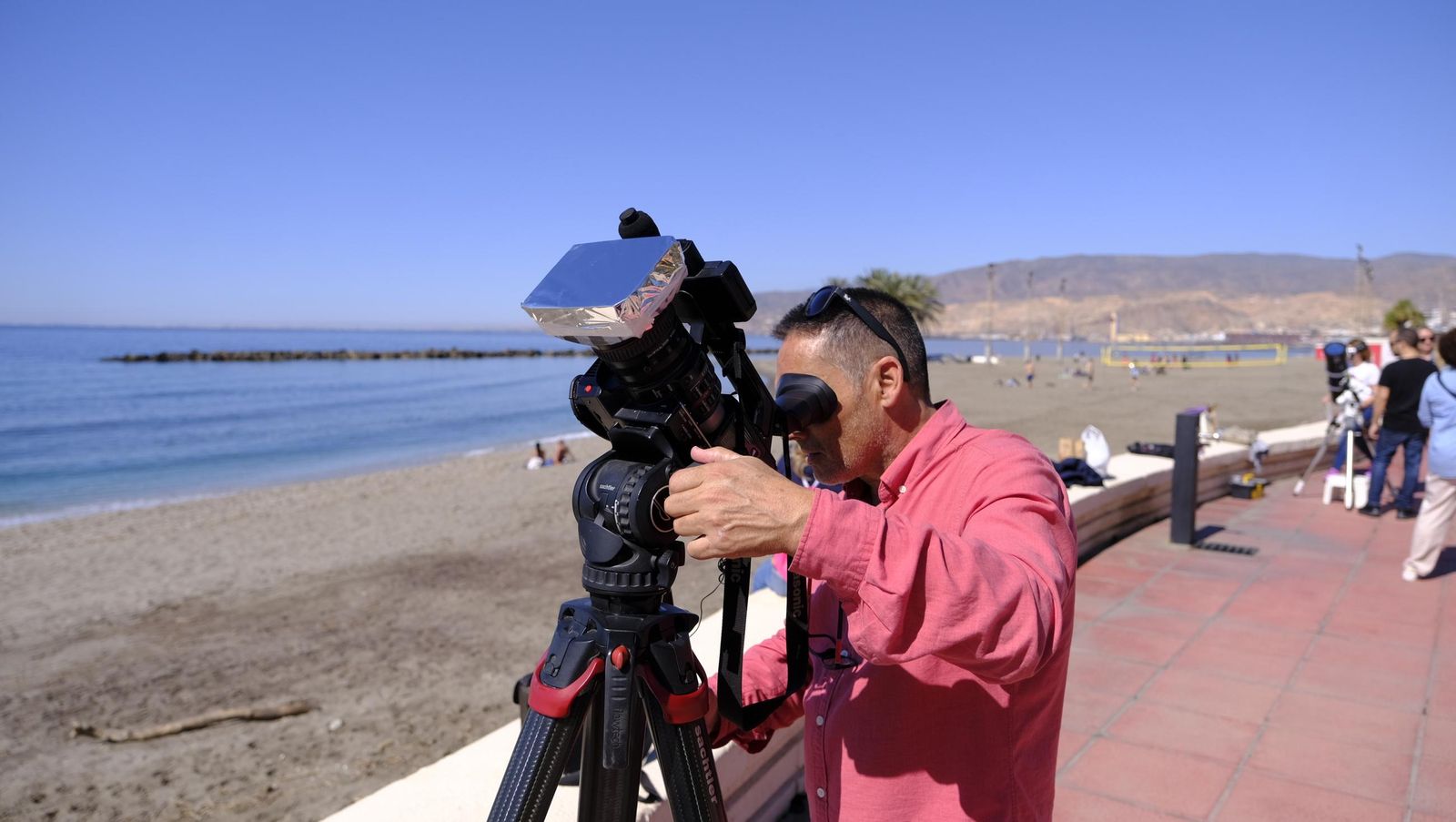 Almería observa el eclipse solar desde el Paseo Marítimo, en imágenes