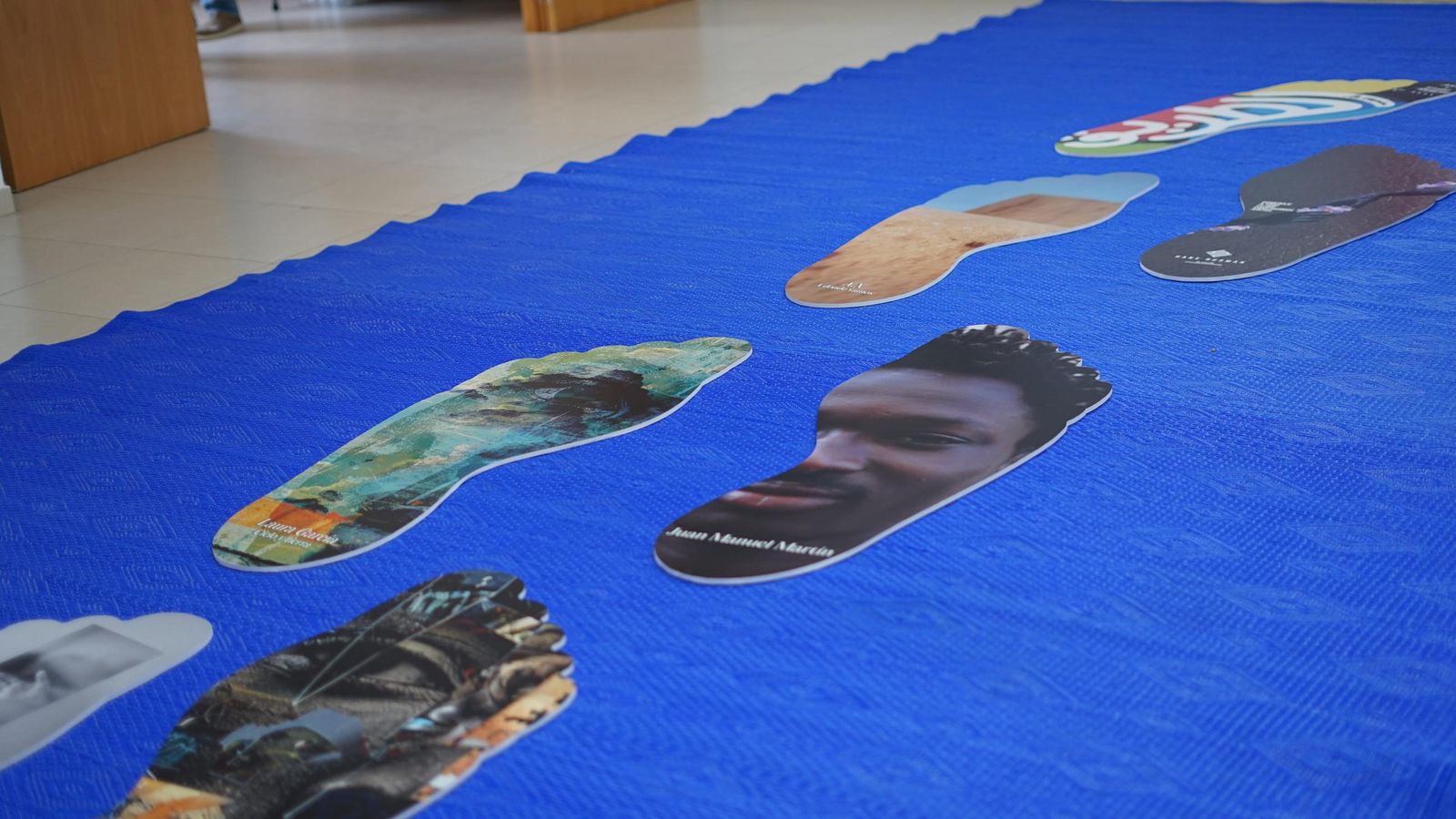 Fotos de la exposición 'Huellas de ida y vuelta' de Márgenes y Vínculos en Tarifa