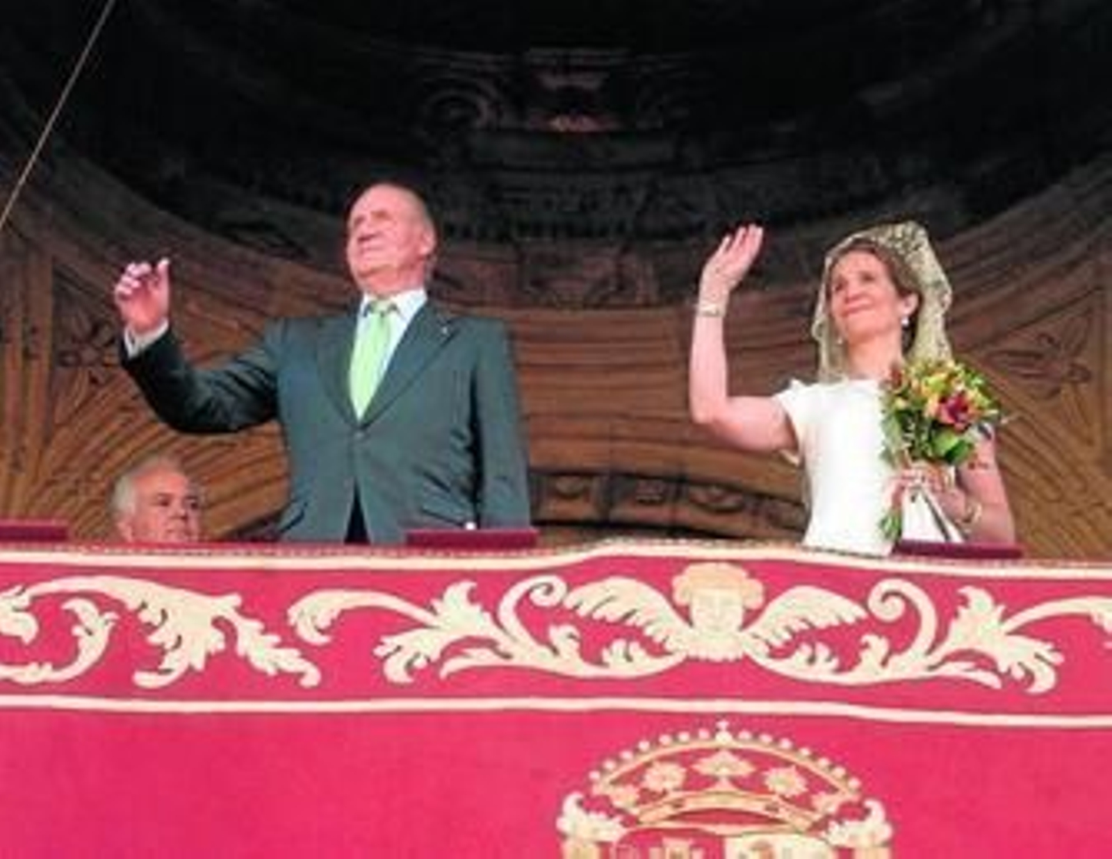 El Rey con la infanta Elena y Alfonso Guajardo-Fajardo, en el Palco del Príncipe el 22 de mayo de 2008.