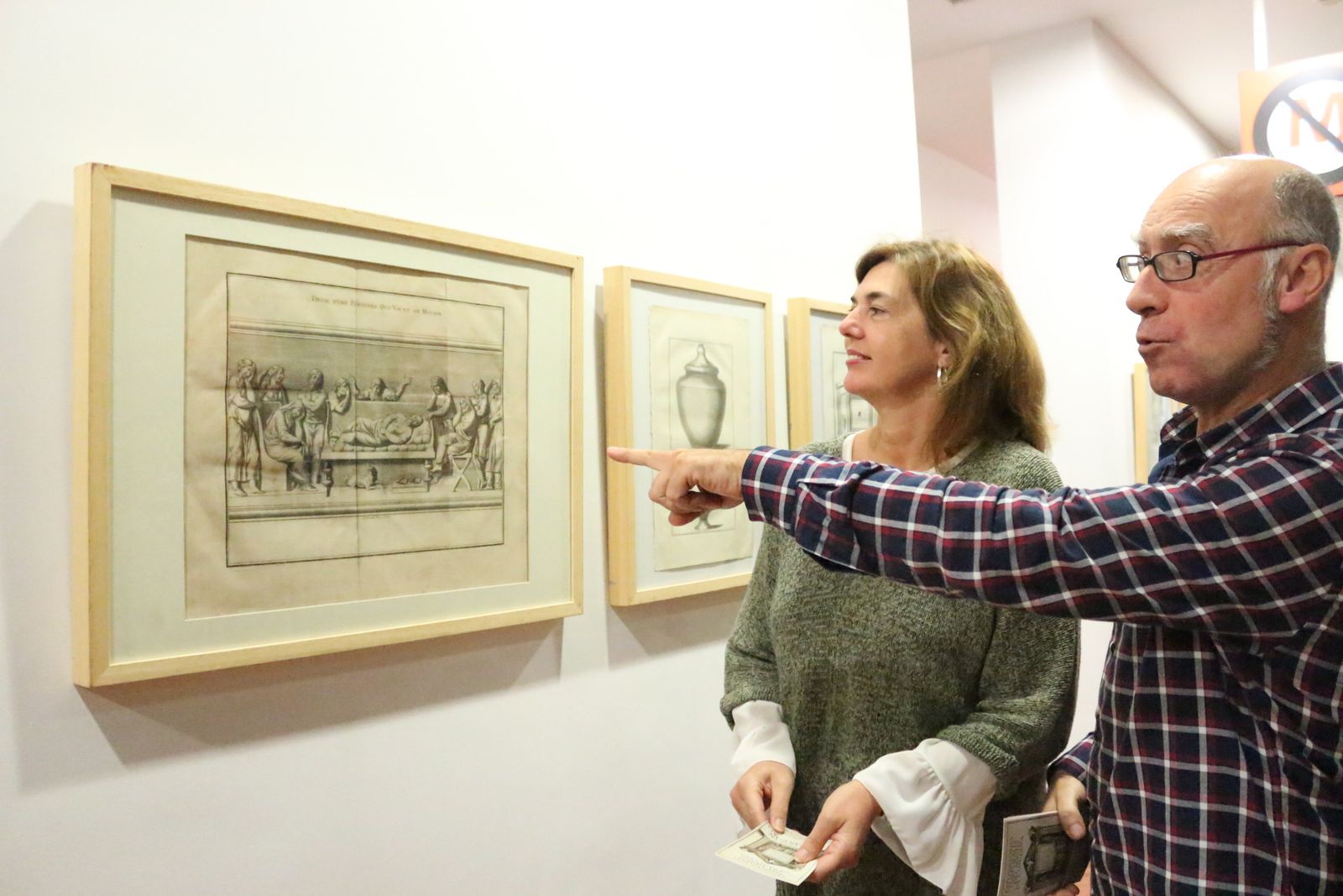 La delegada de Cultura y el director del Museo, durante el acto de inauguración de la exposición.