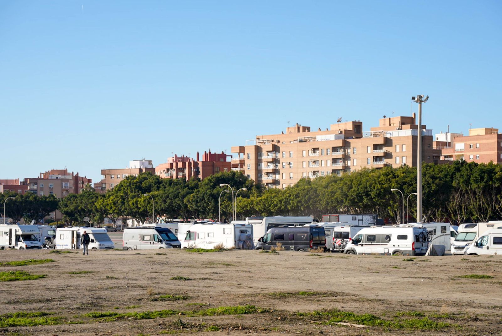 Autocaravanas forman un "barrio" junto al Auditorio Maestro Padilla.