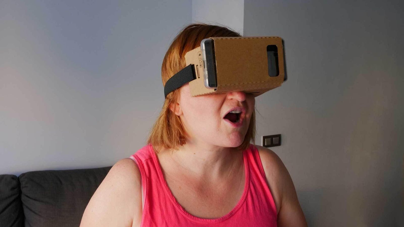 Una paciente realiza su terapia en casa con gafas de realidad virtual.