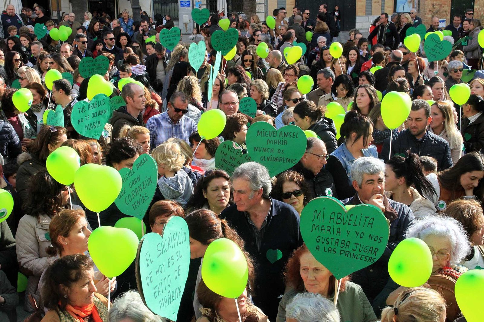 Imágenes de la concentración en la Plaza de las Monjas pidiendo justicia para las víctimas del doble crimen de Almonte