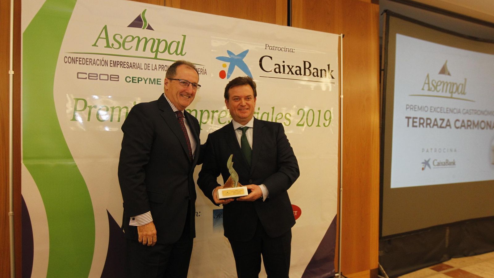El secretario general de CEA, Luis Fernández, entega el Premio a la Excelencia Gastronómica a Antonio Carmona, de Terraza Carmona.