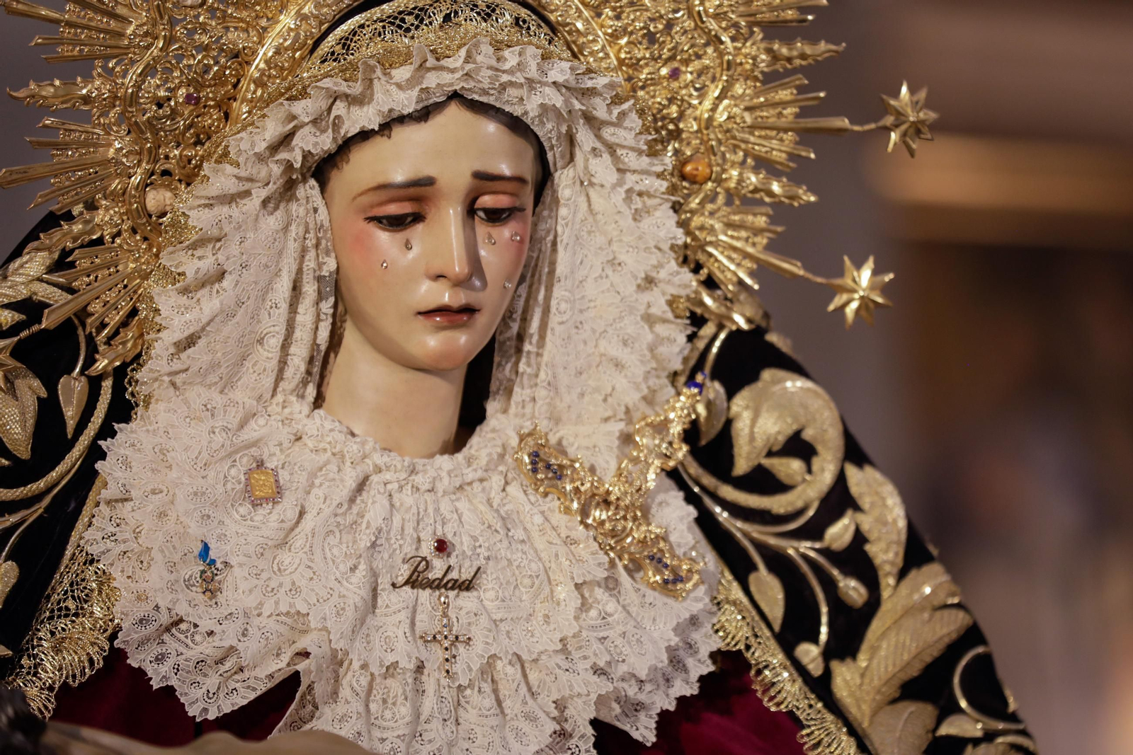 Besamanos extraordinario de la Virgen de la Piedad del Baratillo en el Sagrario con motivo de su coronación, donde el Alcalde, José Luis Sanz, le ha impuesto la réplica de la medalla de la ciudad