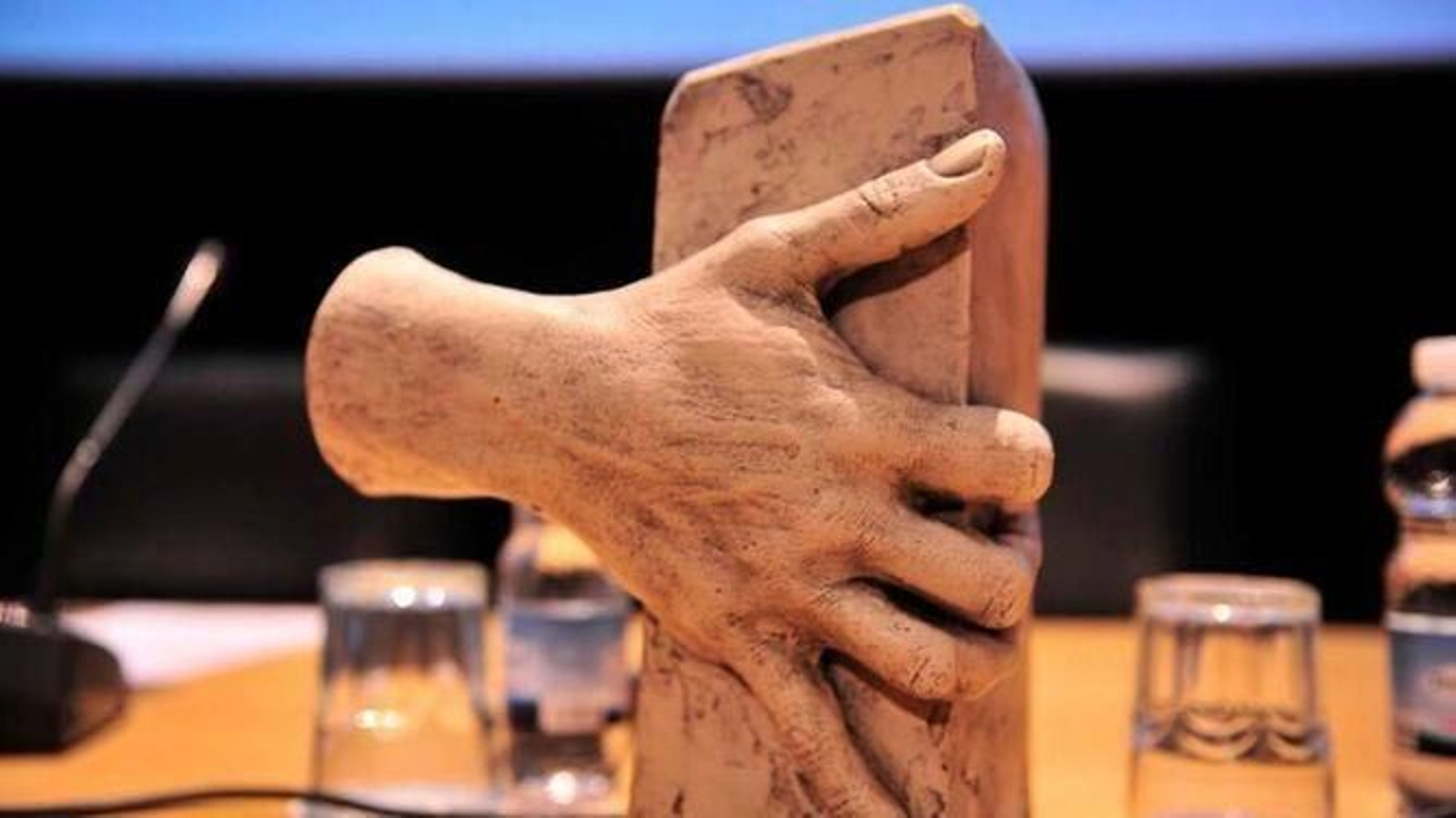 Simbólica obra que representa la vinculación de la hermandad de la Resurrección con los cargadores, en una imagen de archivo del reconocimiento al Cargador Distinguido.