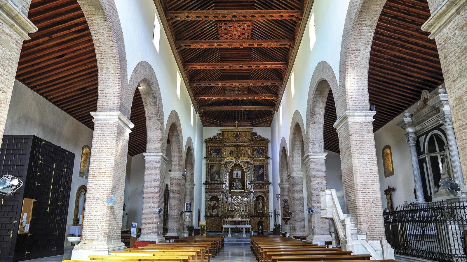 Interior de la iglesia de Tabernas.