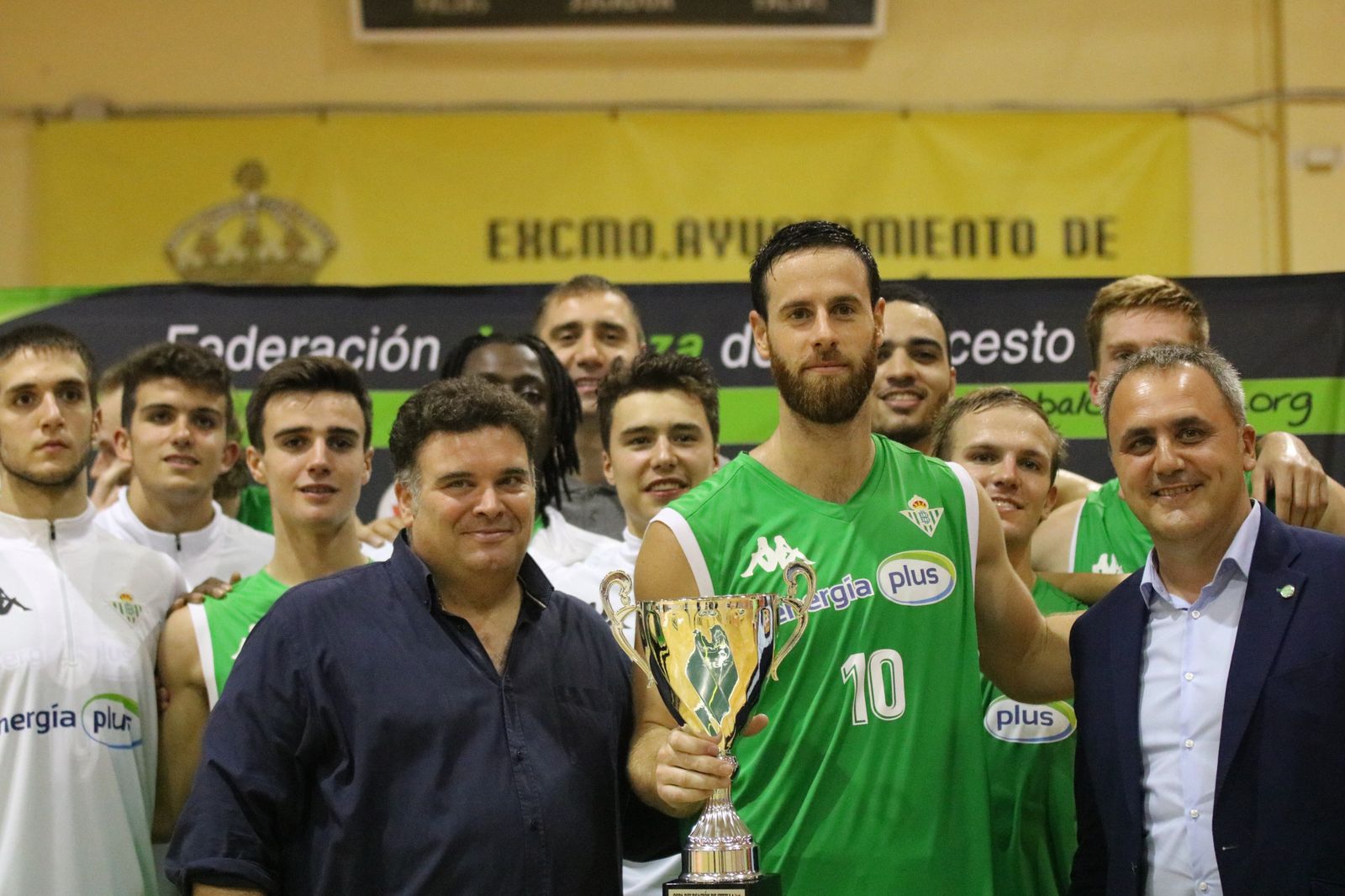 Pablo Almazán, capitán, junto a la plantilla y a Fernando Moral, presidente.