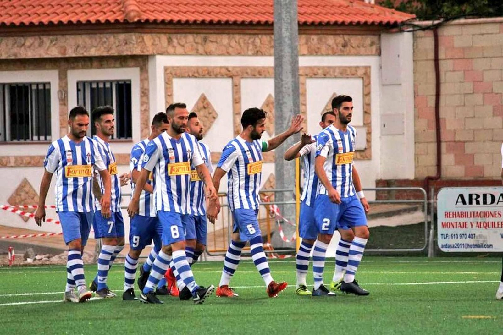 Toni Seoane, con el número 6 y en el centro de la imagen, celebra un gol del Villarrubia.