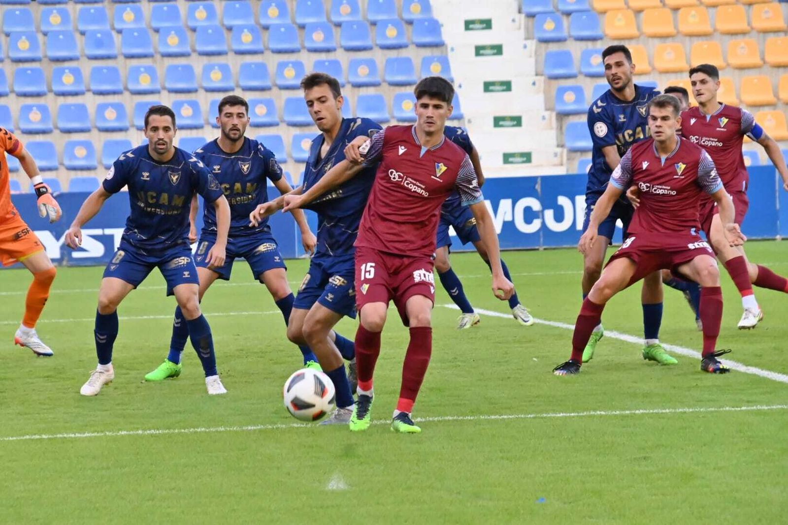 Carlos García espera la llegada de un balón rodeado de rivales.
