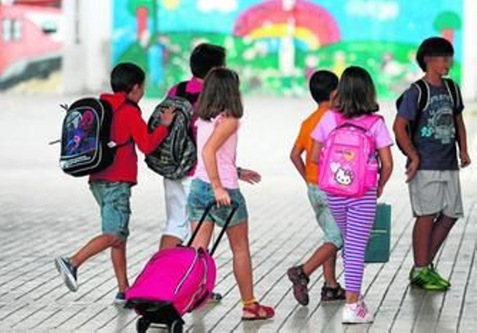 Escolares en la entrada al centro educativo el pasado septiembre.