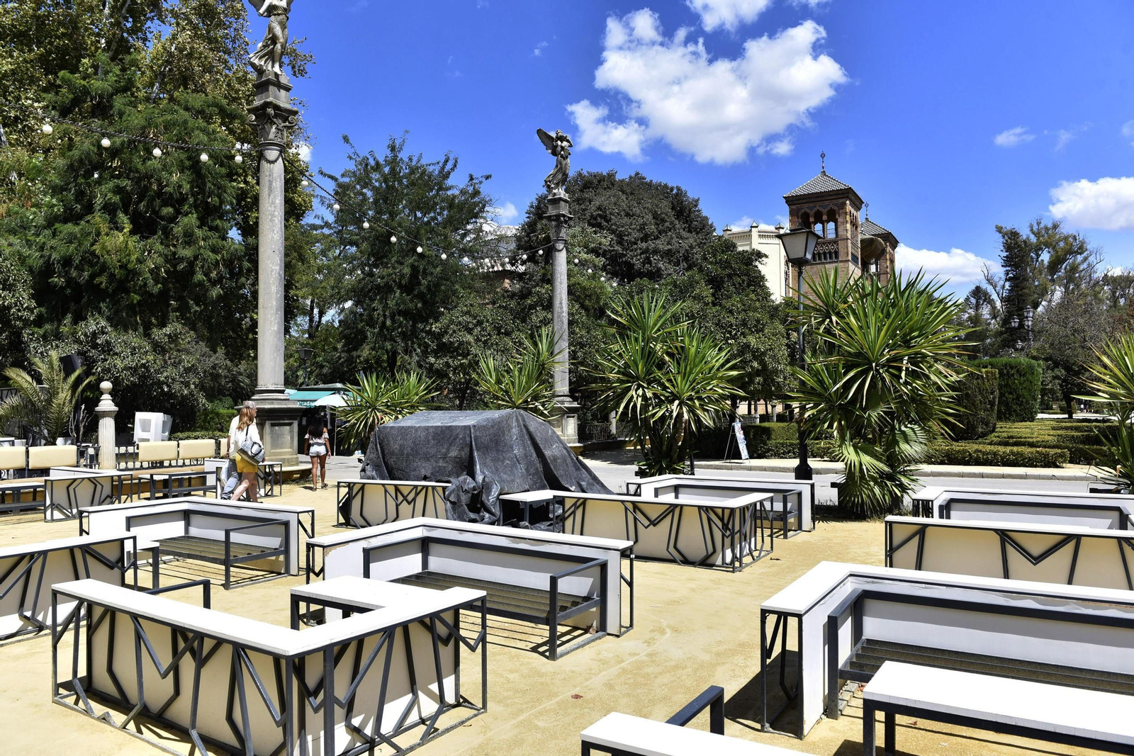 La plataforma de entrada incumple la normativa de accesibilidad.