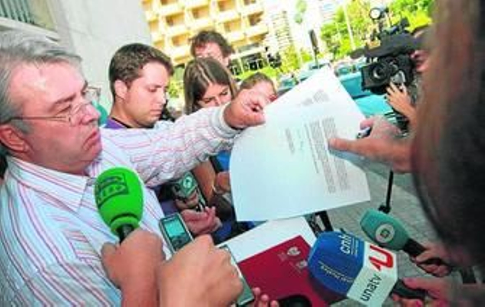 Eduardo Gómez Pirlich entrega copias de la denuncia presentada ayer en la Audiencia, en nombre de Derecho a Vivir.