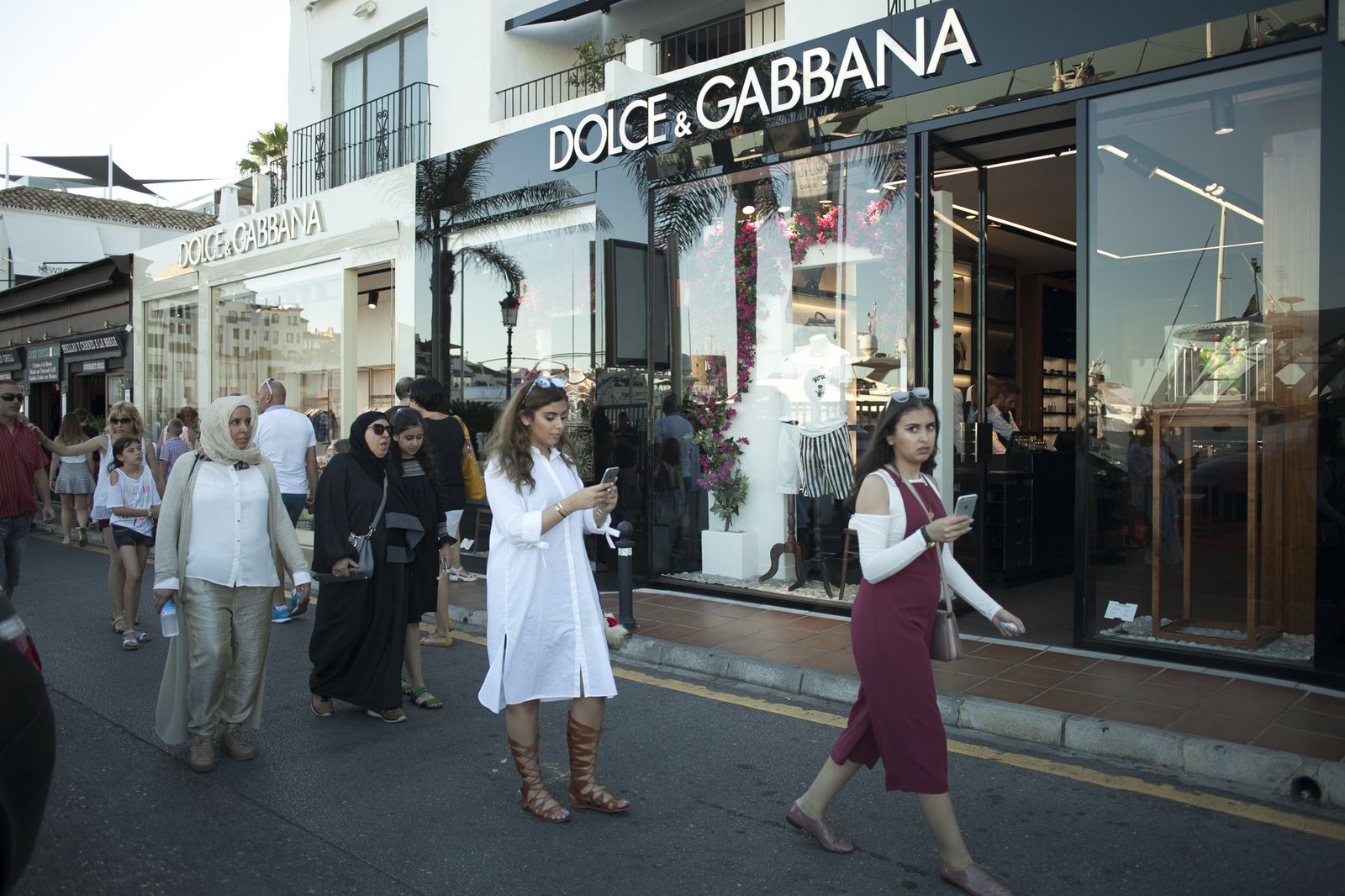 Turistas árabes paseando por Puerto Banús.