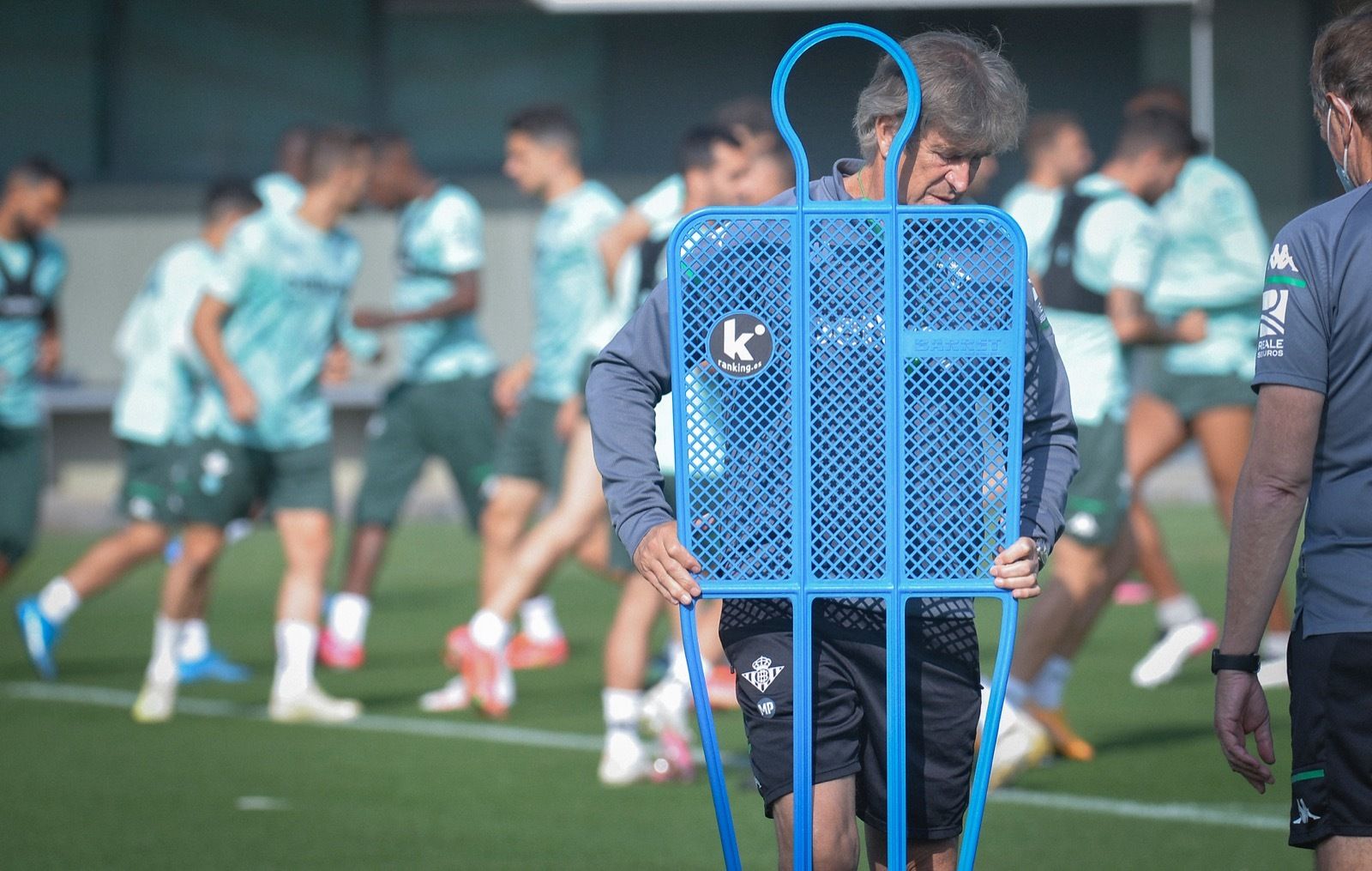 Manuel Pellegrini coloca un obstáculo en el entrenamiento de ayer.