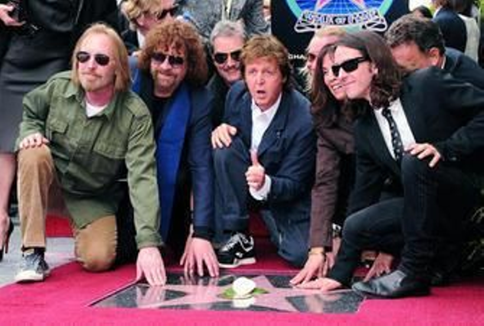 Petty, Lynne y McCartney, junto a la mujer y el hijo de George Harrison.