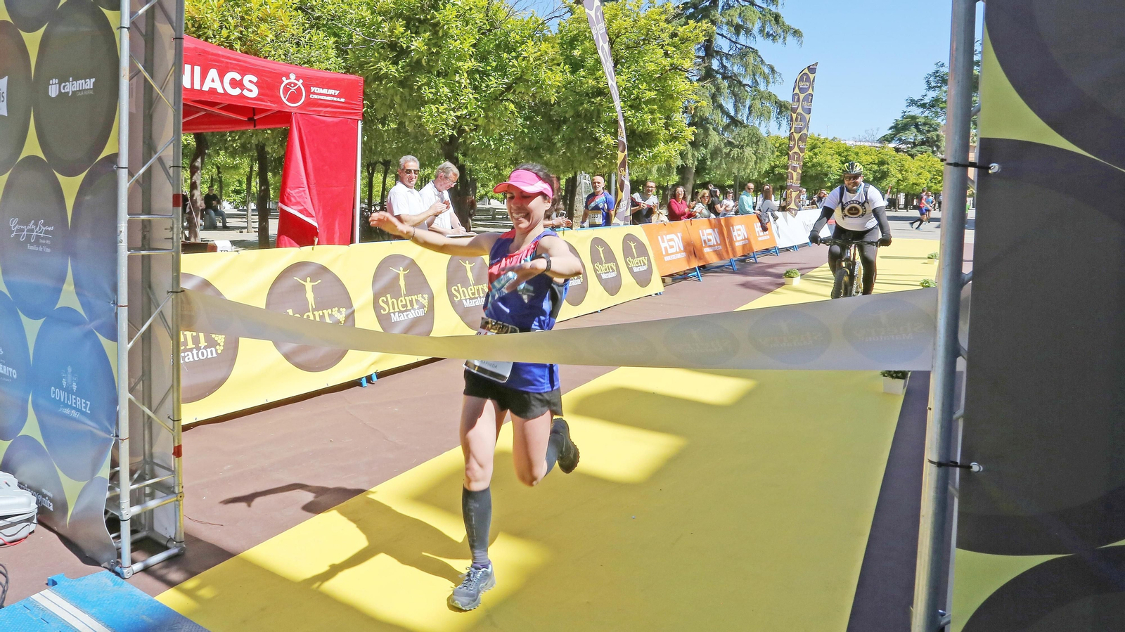 Sonia Oncala cruza la línea de meta proclamándose campeona del III Sherry Maratón